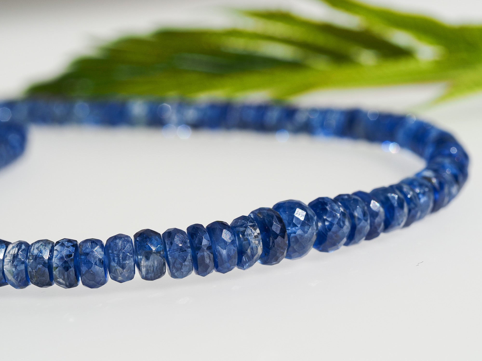 Tintenblaue Kyanit Kette mit 925 Silber – selten & intensiv
