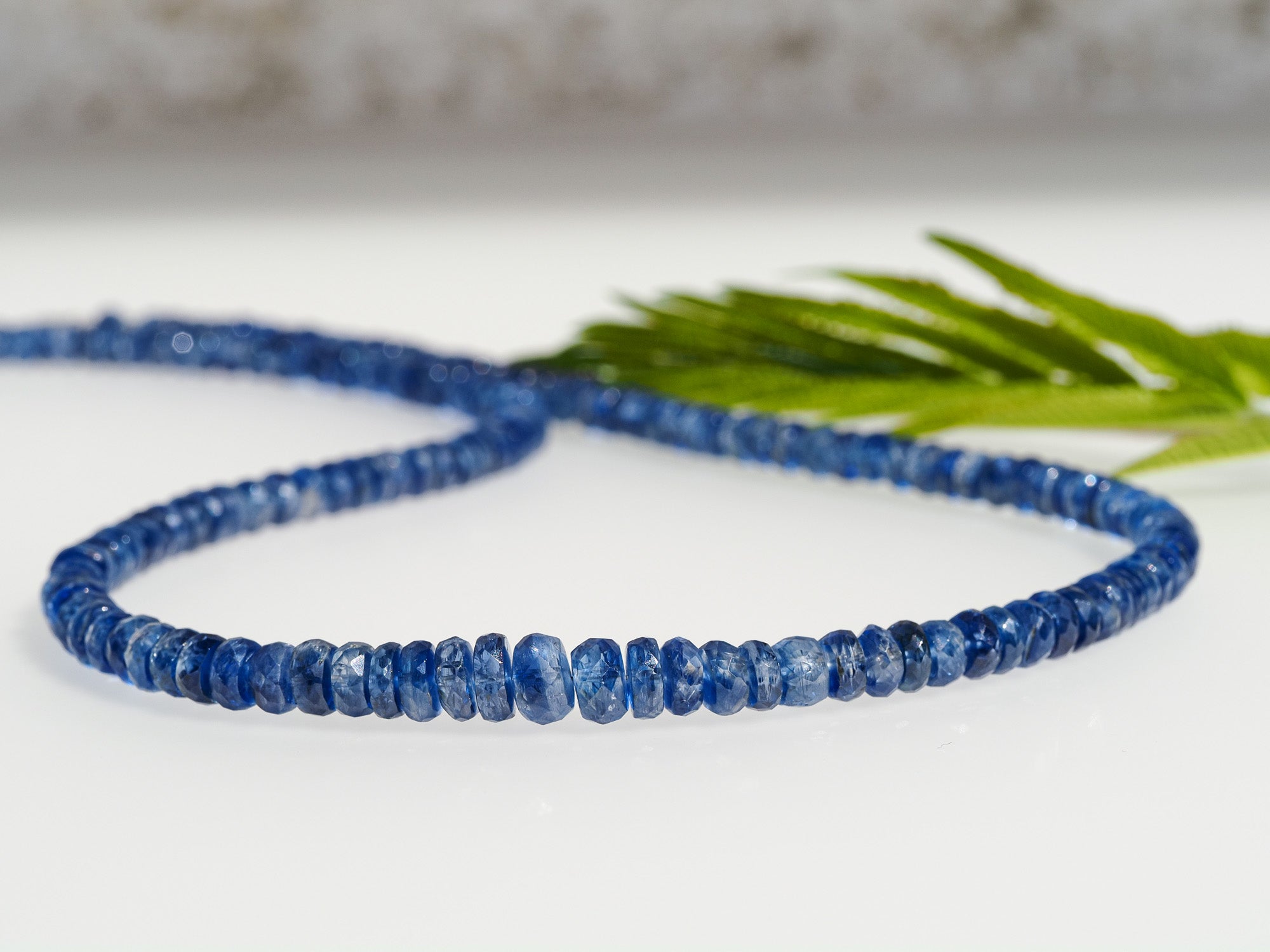 Tintenblaue Kyanit Kette mit 925 Silber – selten & intensiv