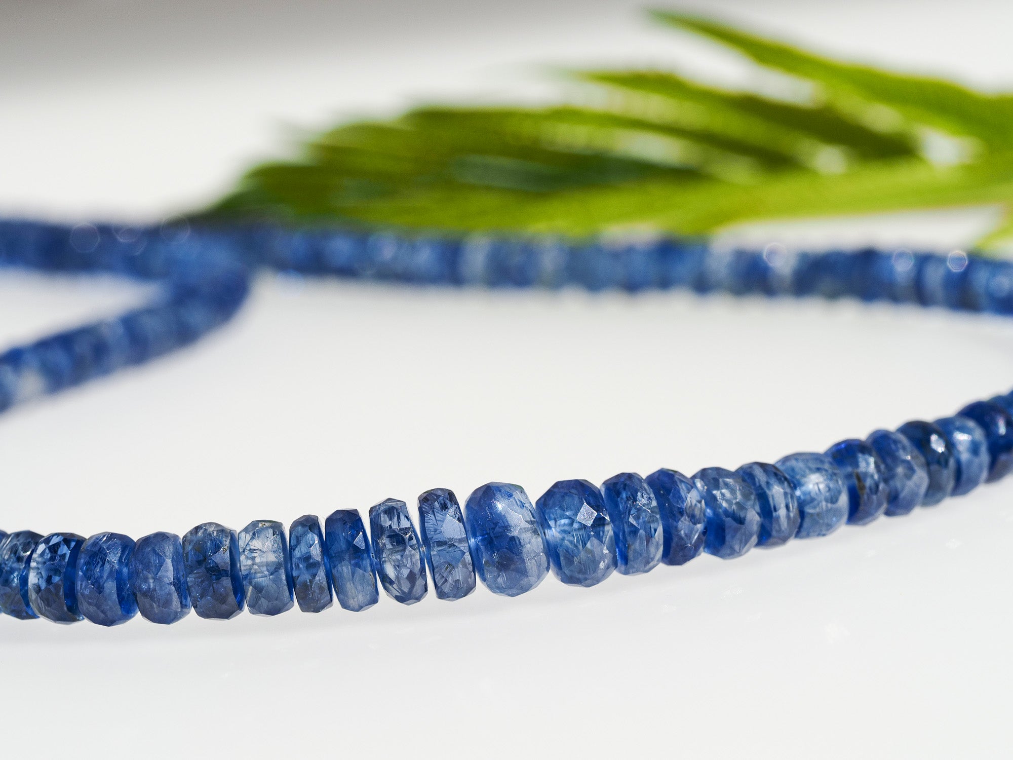 Tintenblaue Kyanit Kette mit 925 Silber – selten & intensiv