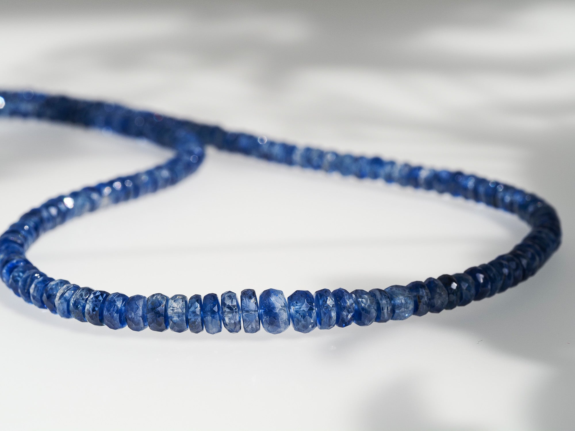 Tintenblaue Kyanit Kette mit 925 Silber – selten & intensiv