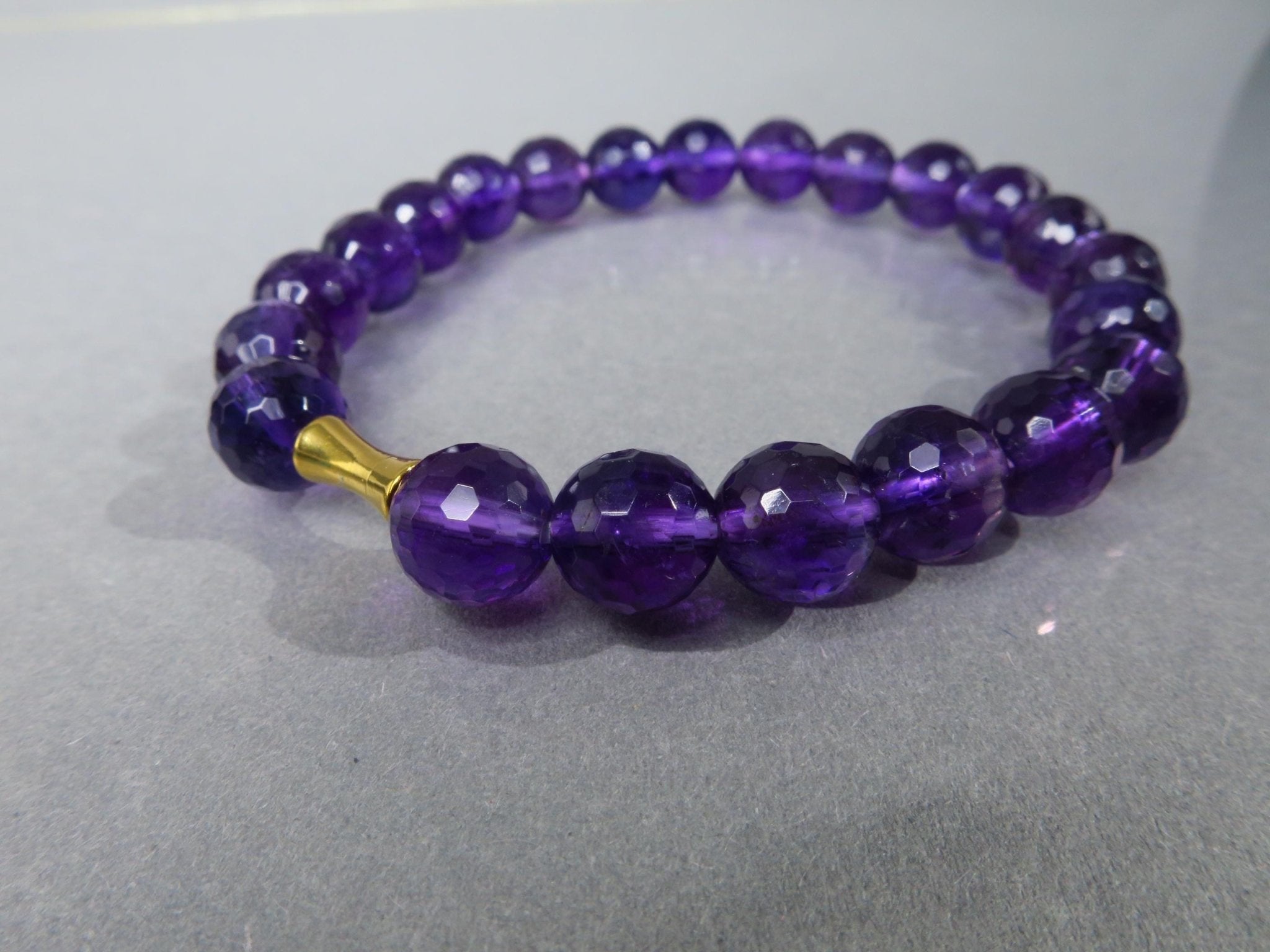 Amethyst Edelstein Armband in Lila und Gold, Stapelarmband, bangle bracelet