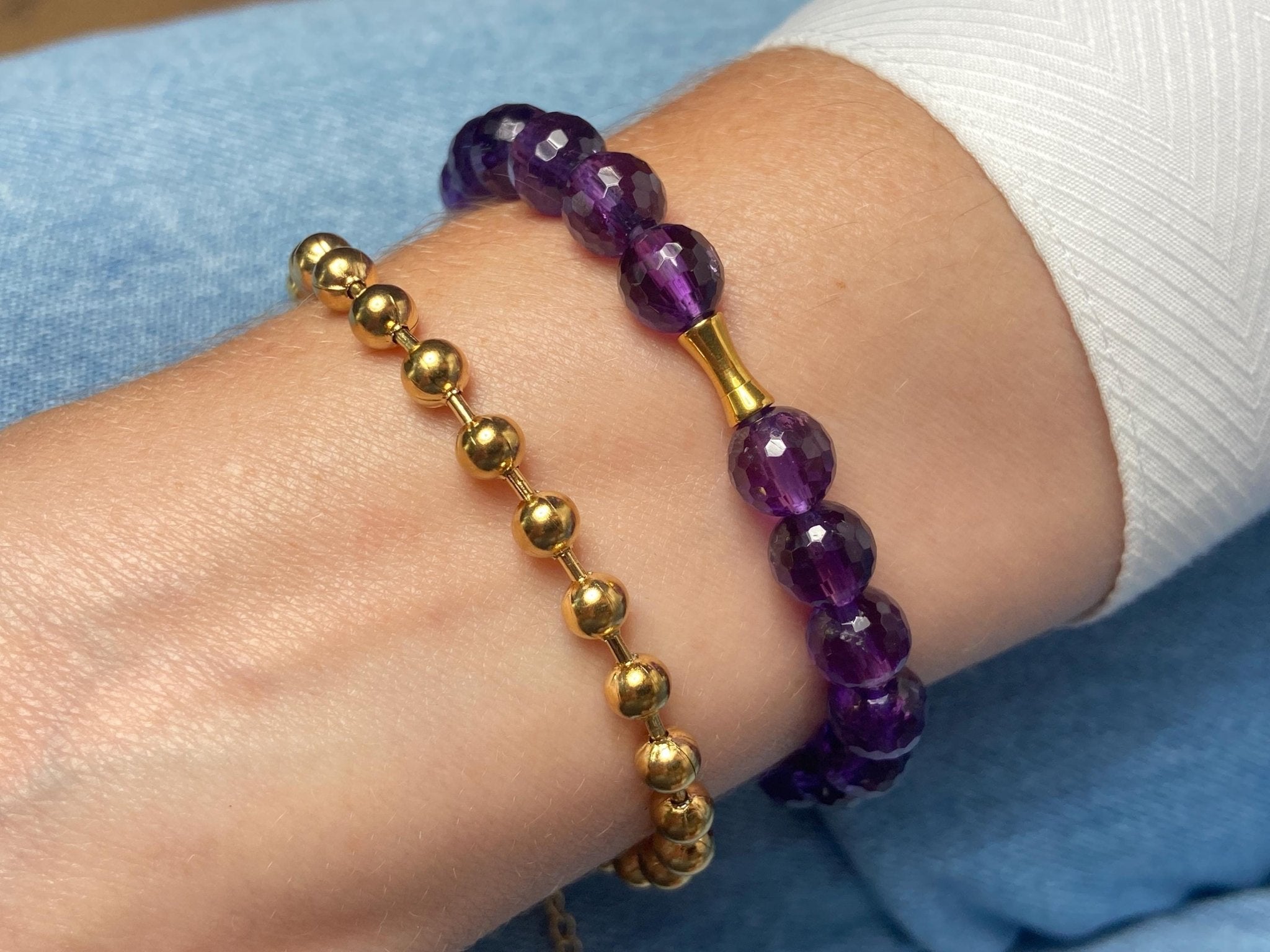 Amethyst Edelstein Armband in Lila und Gold, Stapelarmband, bangle bracelet