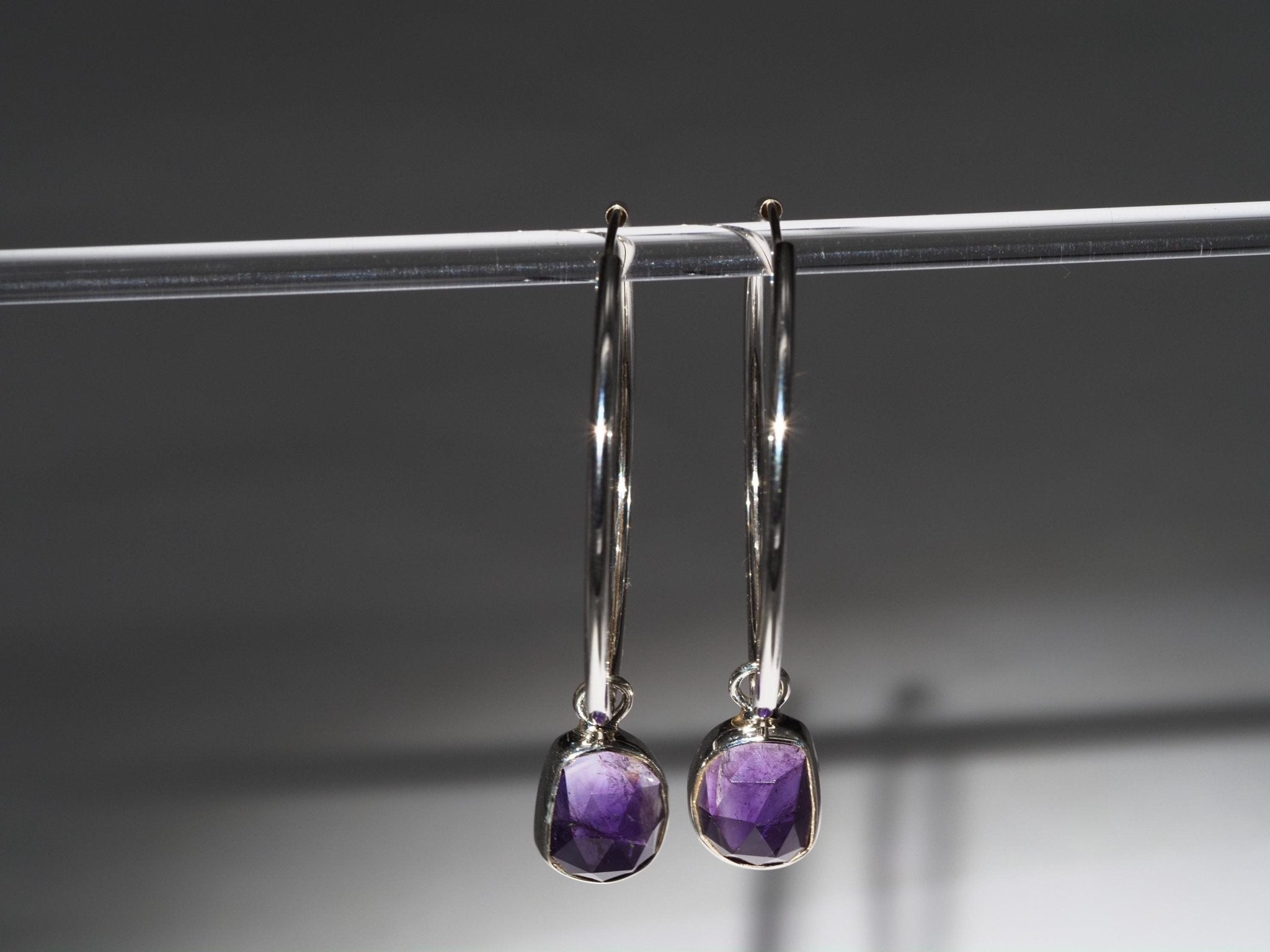 Amethyst Silber Creolen – elegante Ohrringe mit lila Edelsteinen