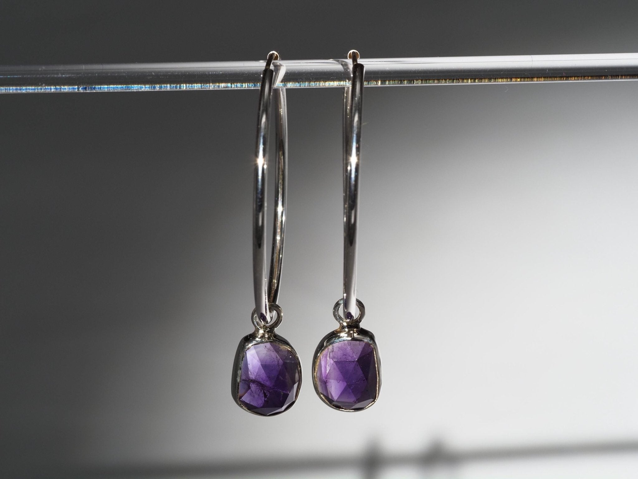 Amethyst Silber Creolen – elegante Ohrringe mit lila Edelsteinen