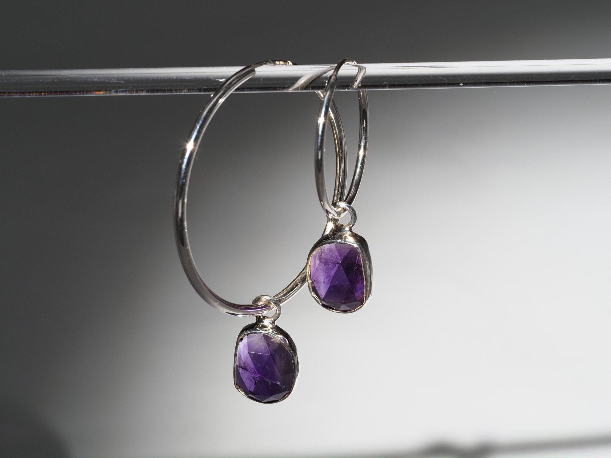 Amethyst Silber Creolen – elegante Ohrringe mit lila Edelsteinen