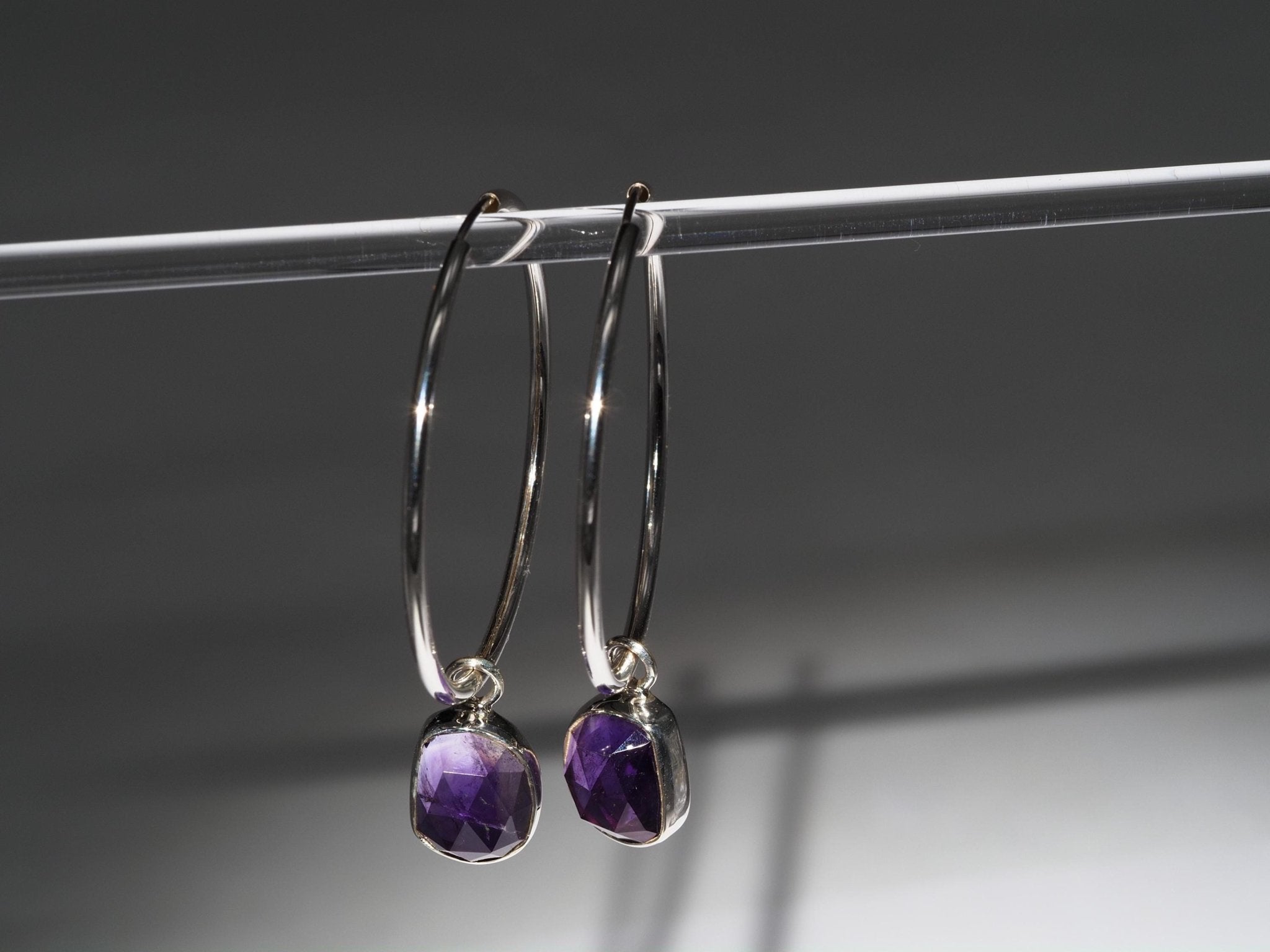 Amethyst Silber Creolen – elegante Ohrringe mit lila Edelsteinen