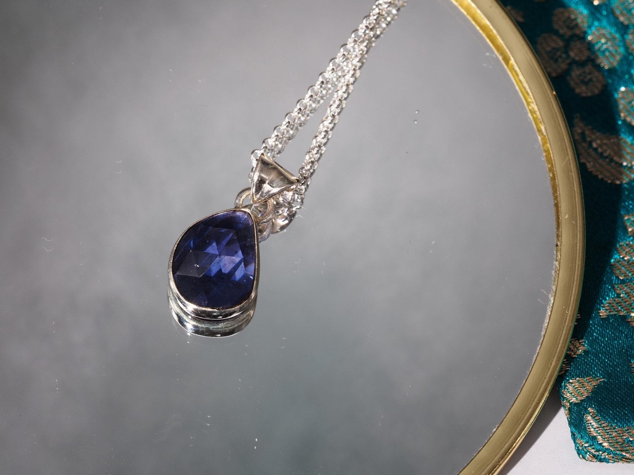 Anhänger Iolith – zierlicher Edelsteinanhänger Silber