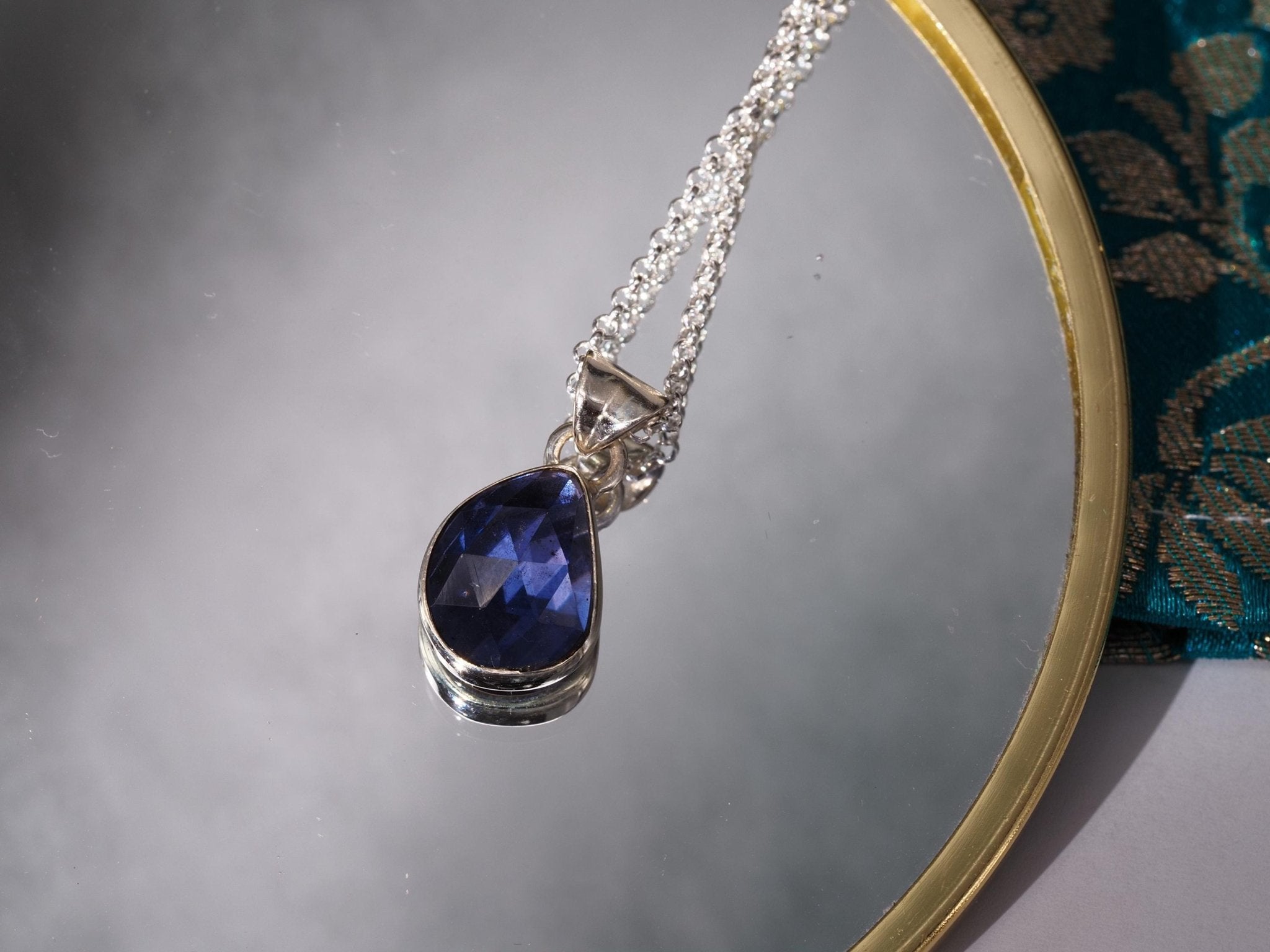 Anhänger Iolith – zierlicher Edelsteinanhänger Silber