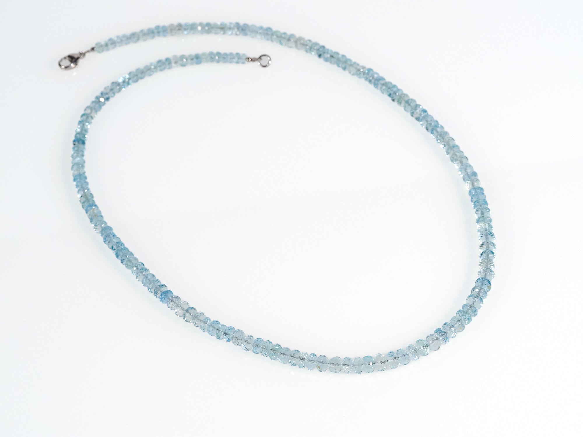 Aquamarin Halskette – brillant facettiert, leuchtend hellblau, höchste Qualität