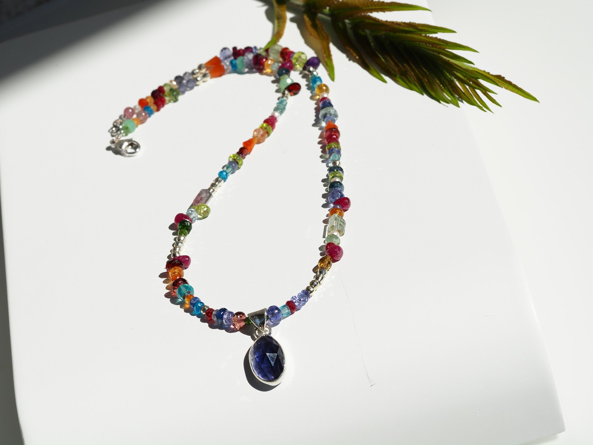 Bunte echte Edelstein Kette mit Iolith Anhänger