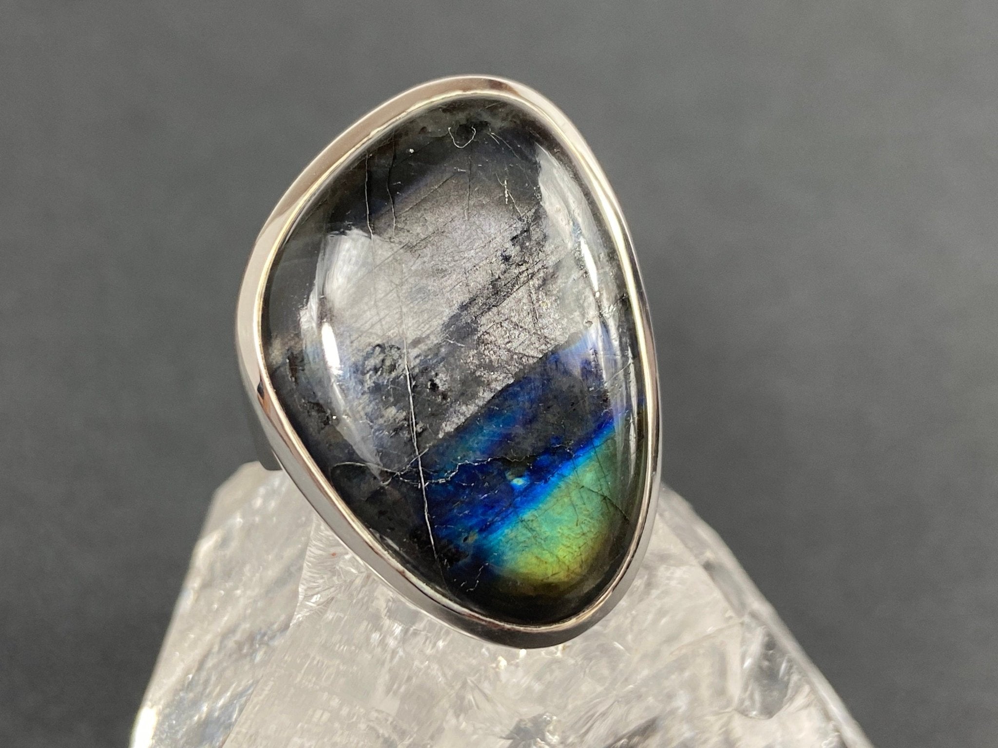 Farbenfroher Spektrolith Ring Sterling Silber Fassung