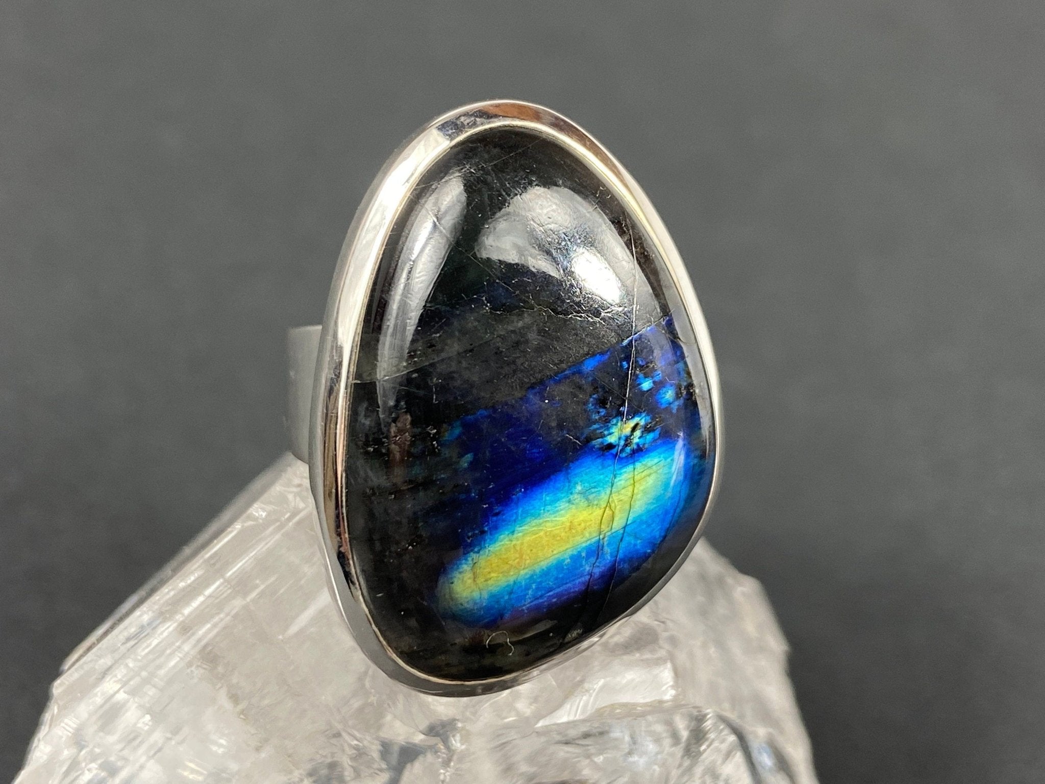 Farbenfroher Spektrolith Ring Sterling Silber Fassung