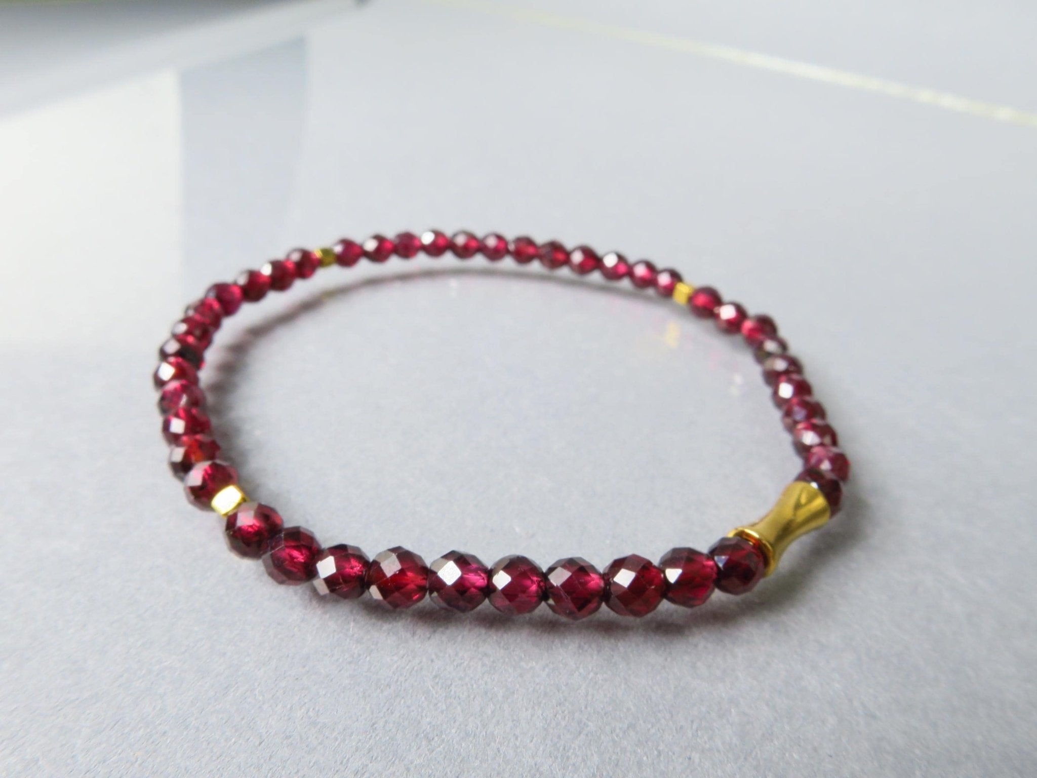 Granat Armband in rot und Gold, Stapelarmband mit Edelsteinen, bangle bracelet