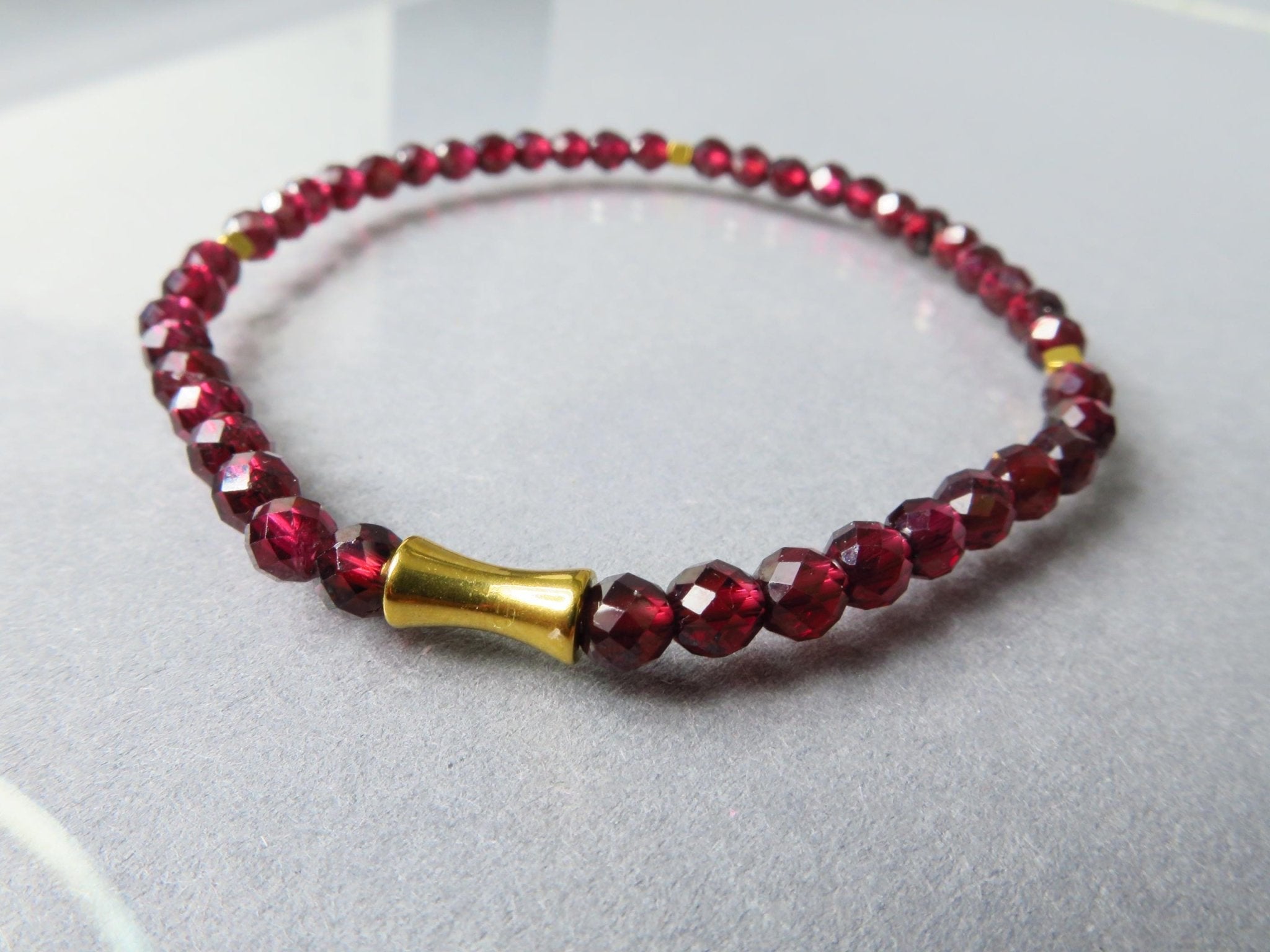 Granat Armband in rot und Gold, Stapelarmband mit Edelsteinen, bangle bracelet