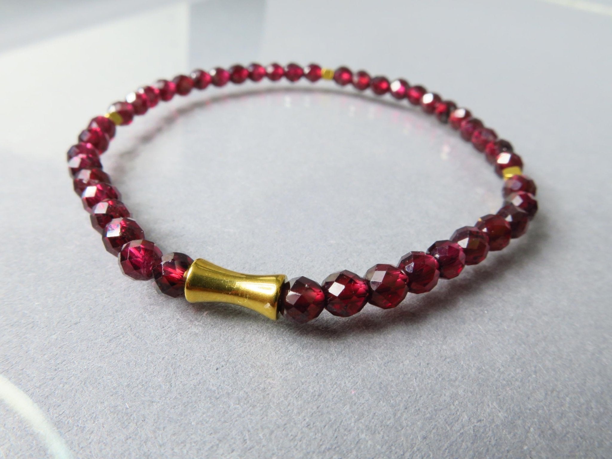 Granat Armband in rot und Gold, Stapelarmband mit Edelsteinen, bangle bracelet