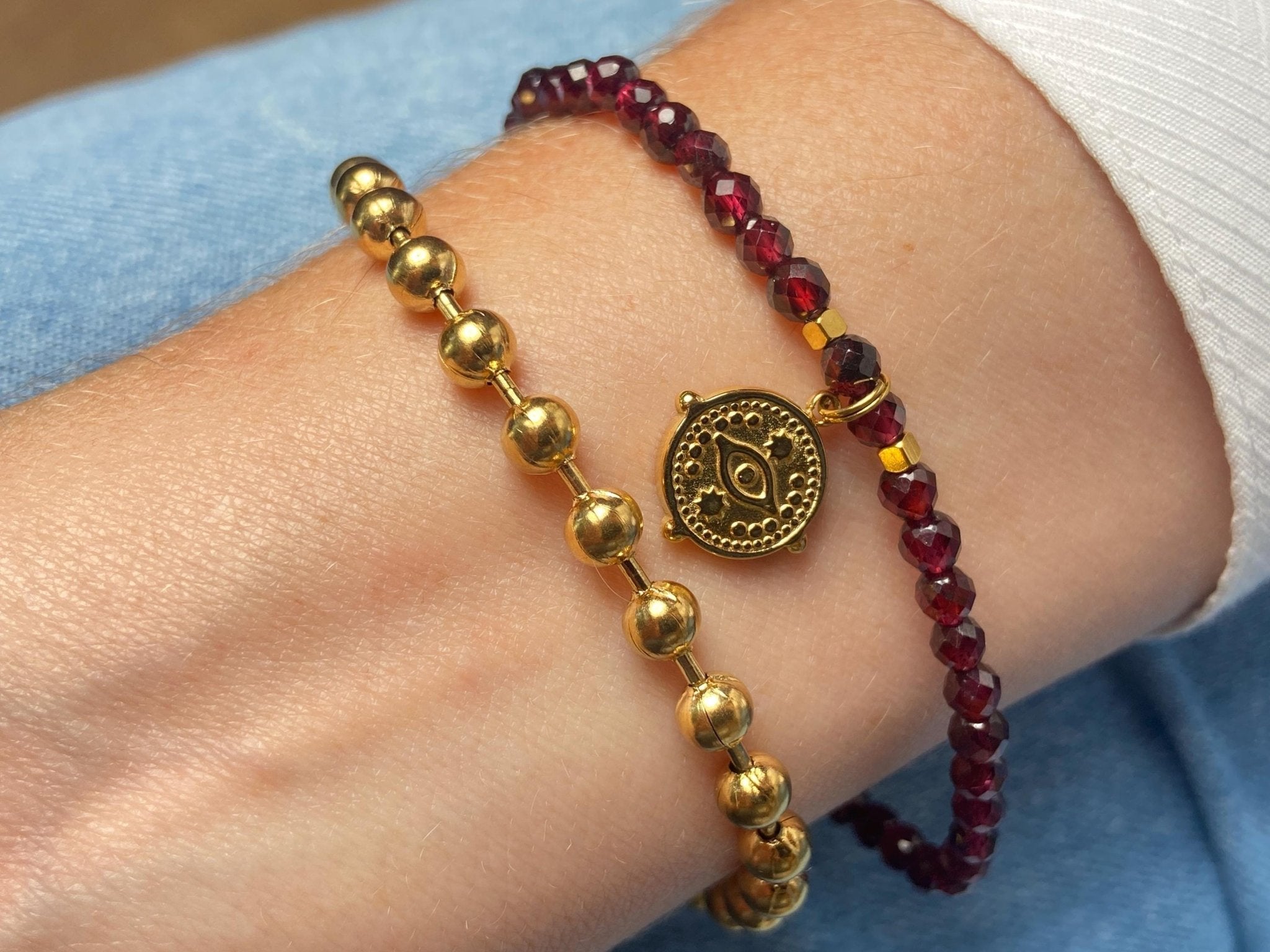 Granat Armband in rot und Gold, Stapelarmband mit Edelsteinen, bangle bracelet