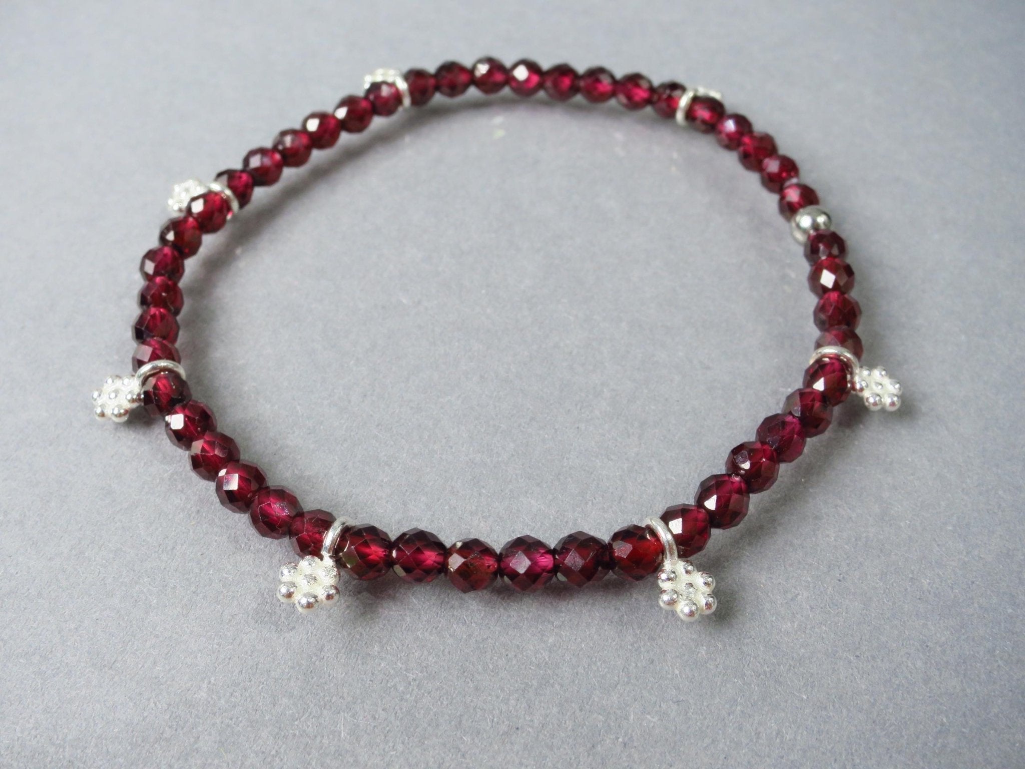 Granat Edelstein Stacking Armband Delfin und Blumen