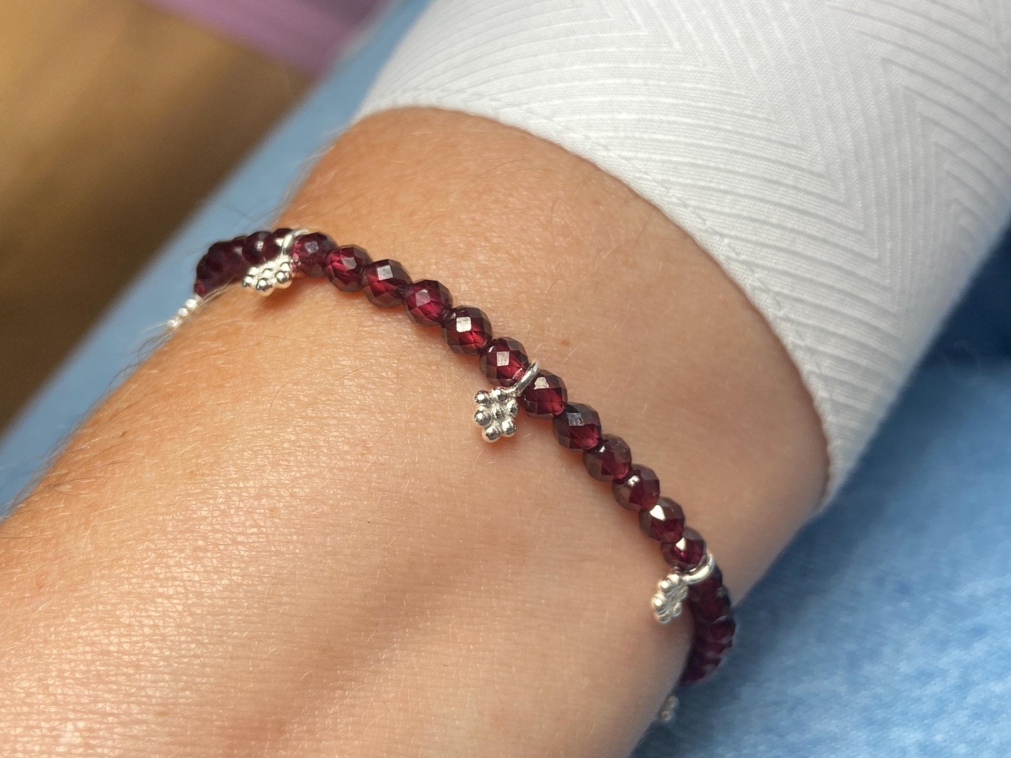 Granat Edelstein Stacking Armband Delfin und Blumen