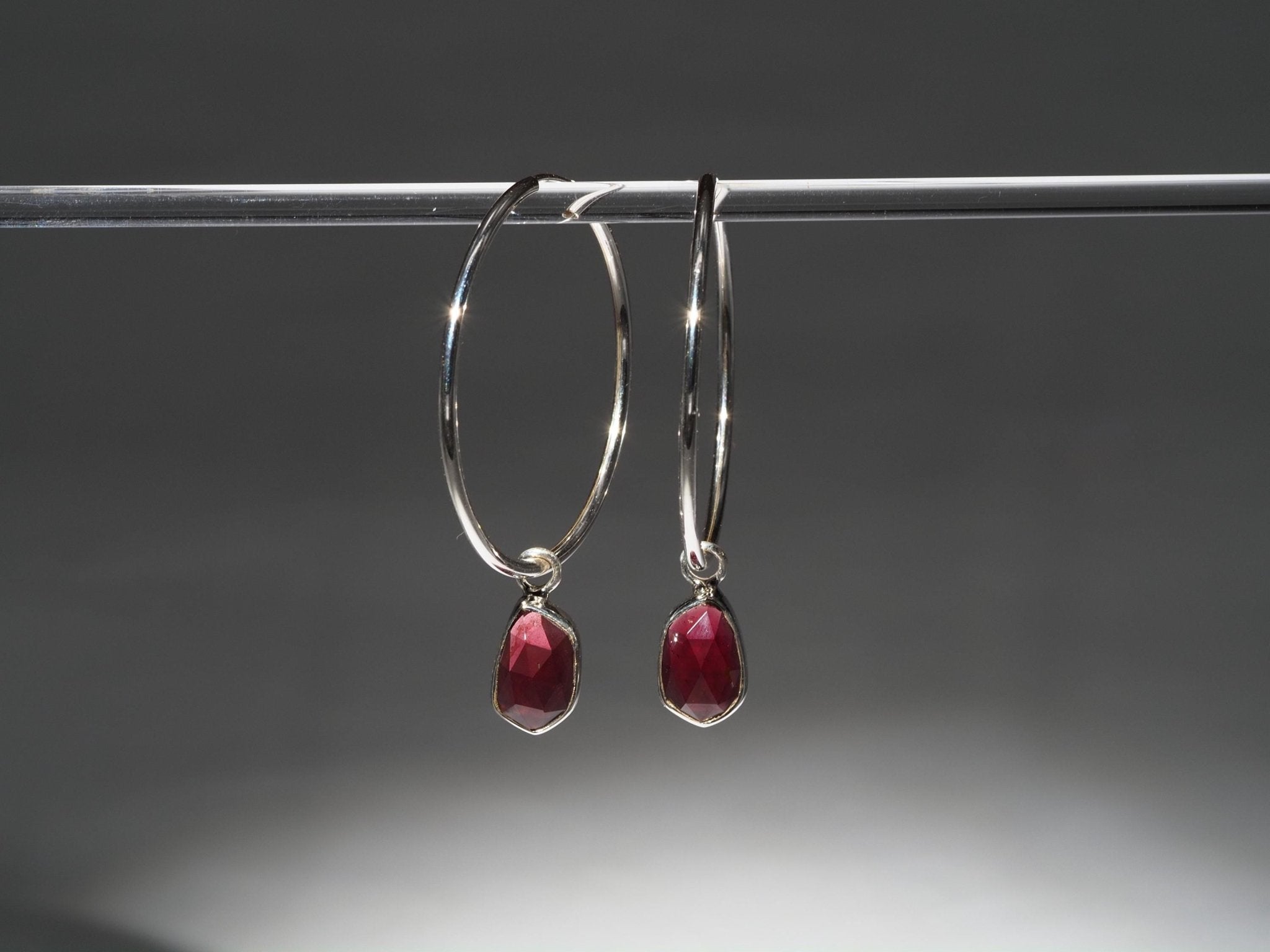 Granat Silber Creolen – elegante Ohrringe mit tiefroten Edelsteinen