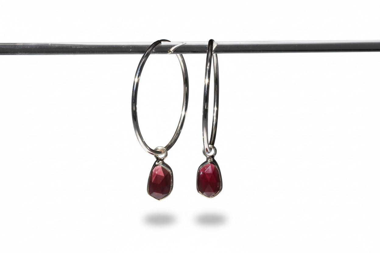 Granat Silber Creolen – elegante Ohrringe mit tiefroten Edelsteinen
