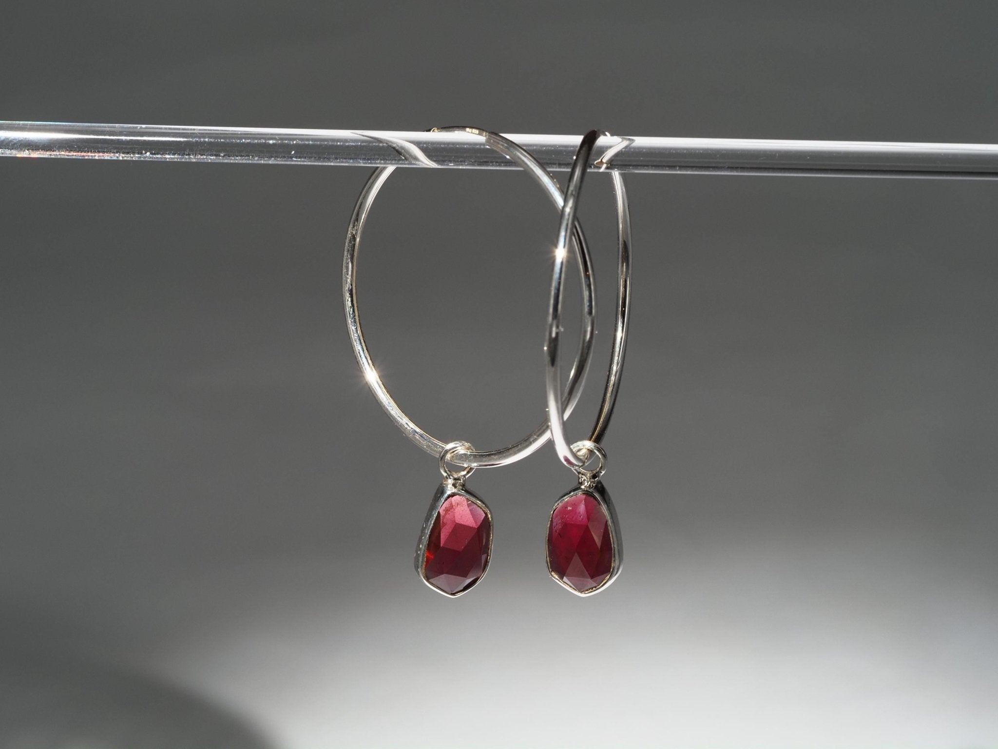 Granat Silber Creolen – elegante Ohrringe mit tiefroten Edelsteinen