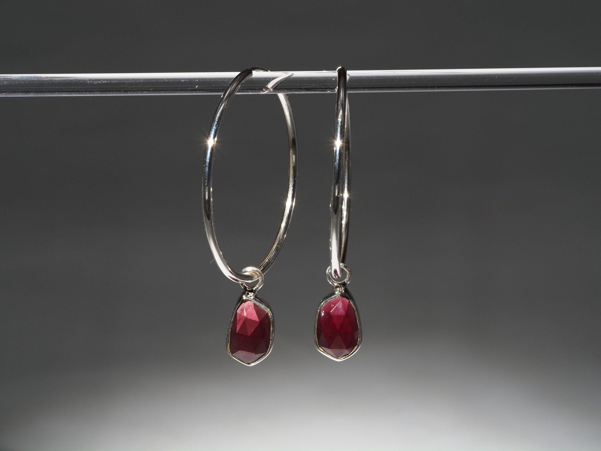 Granat Silber Creolen – elegante Ohrringe mit tiefroten Edelsteinen