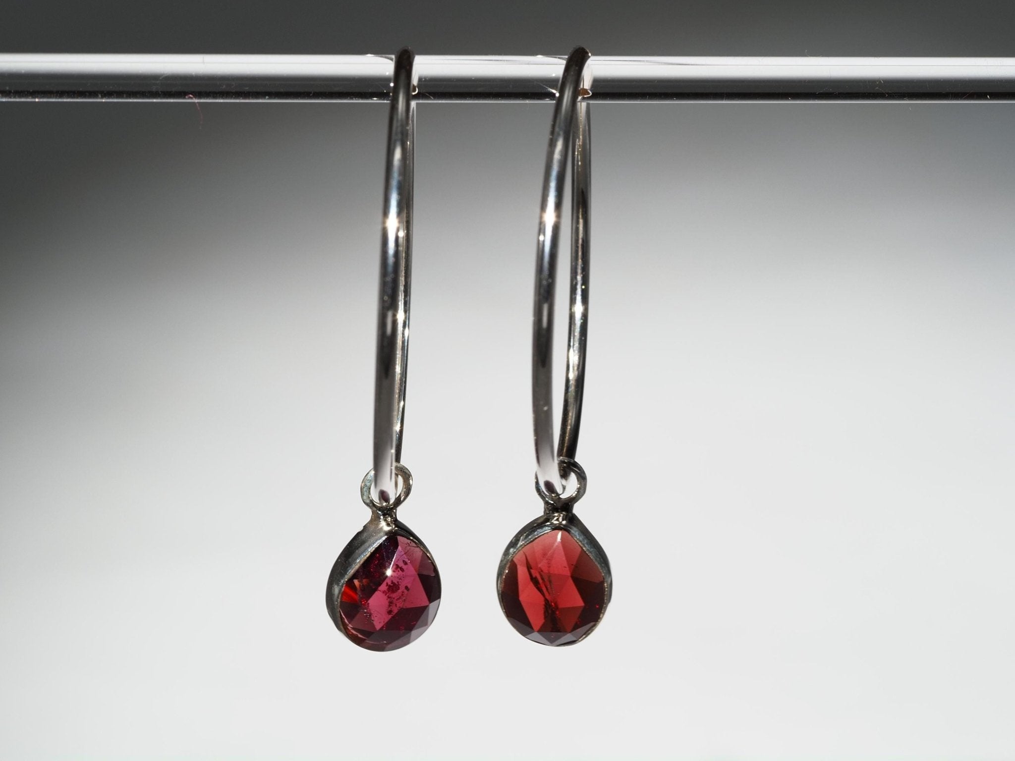 Granat Silber Creolen Ohrringe mit rose cut Edelsteinen