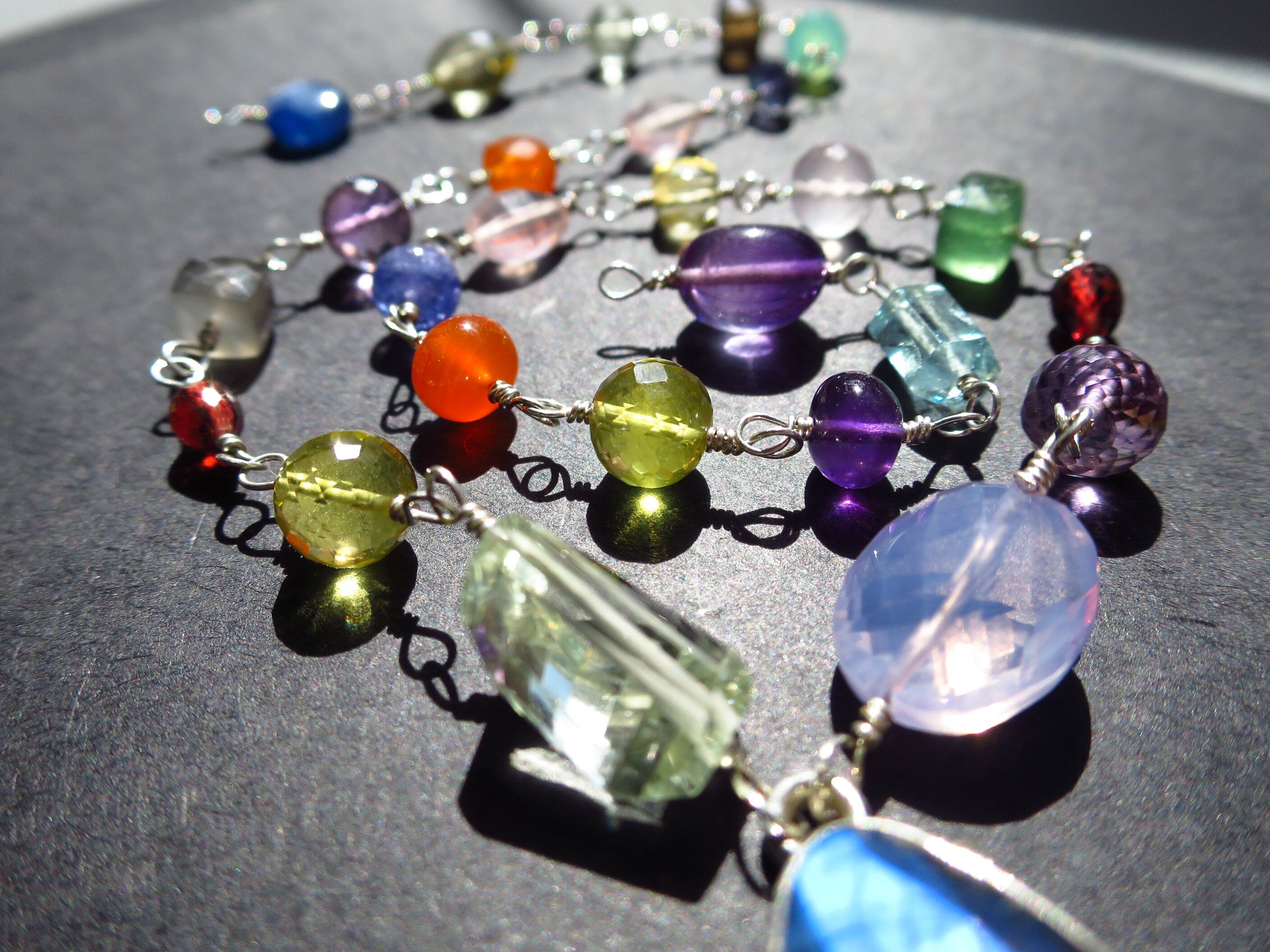 Labradorit Anhänger mit bunter Edelstein Kette Granat