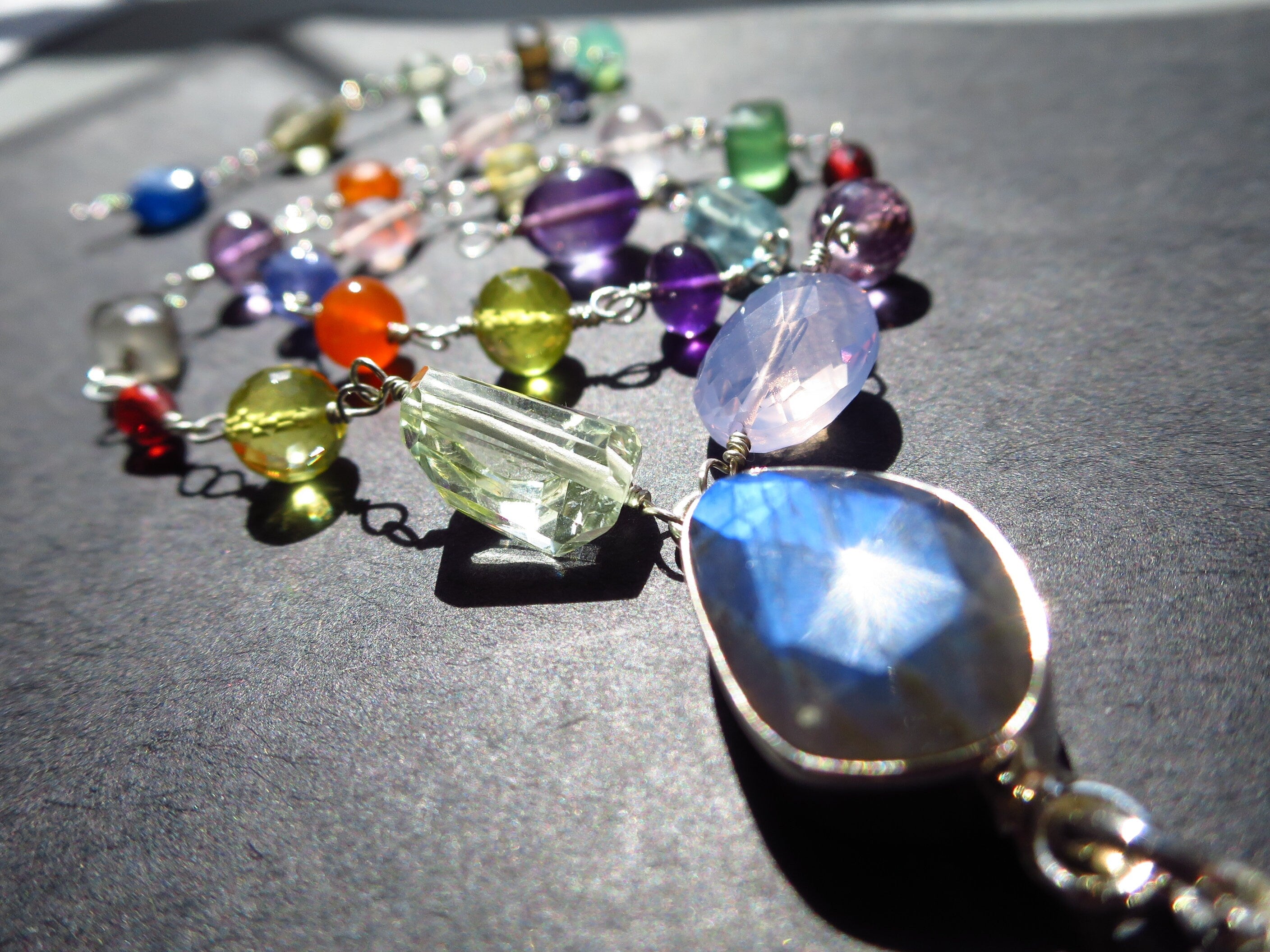 Labradorit Anhänger mit bunter Edelstein Kette Granat