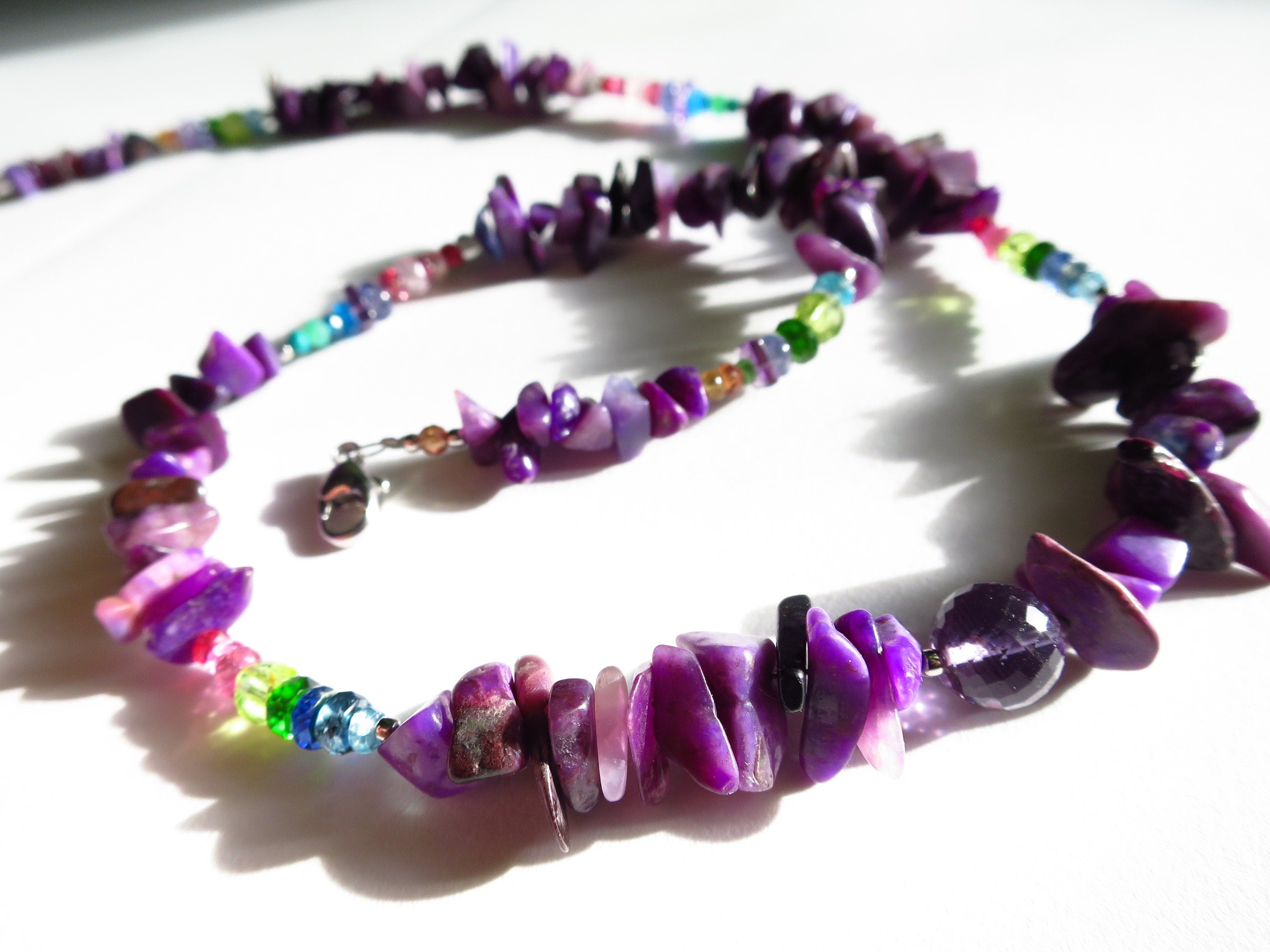 Sugilith Edelstein Kette unbehandelt kräftige Lila Farbe