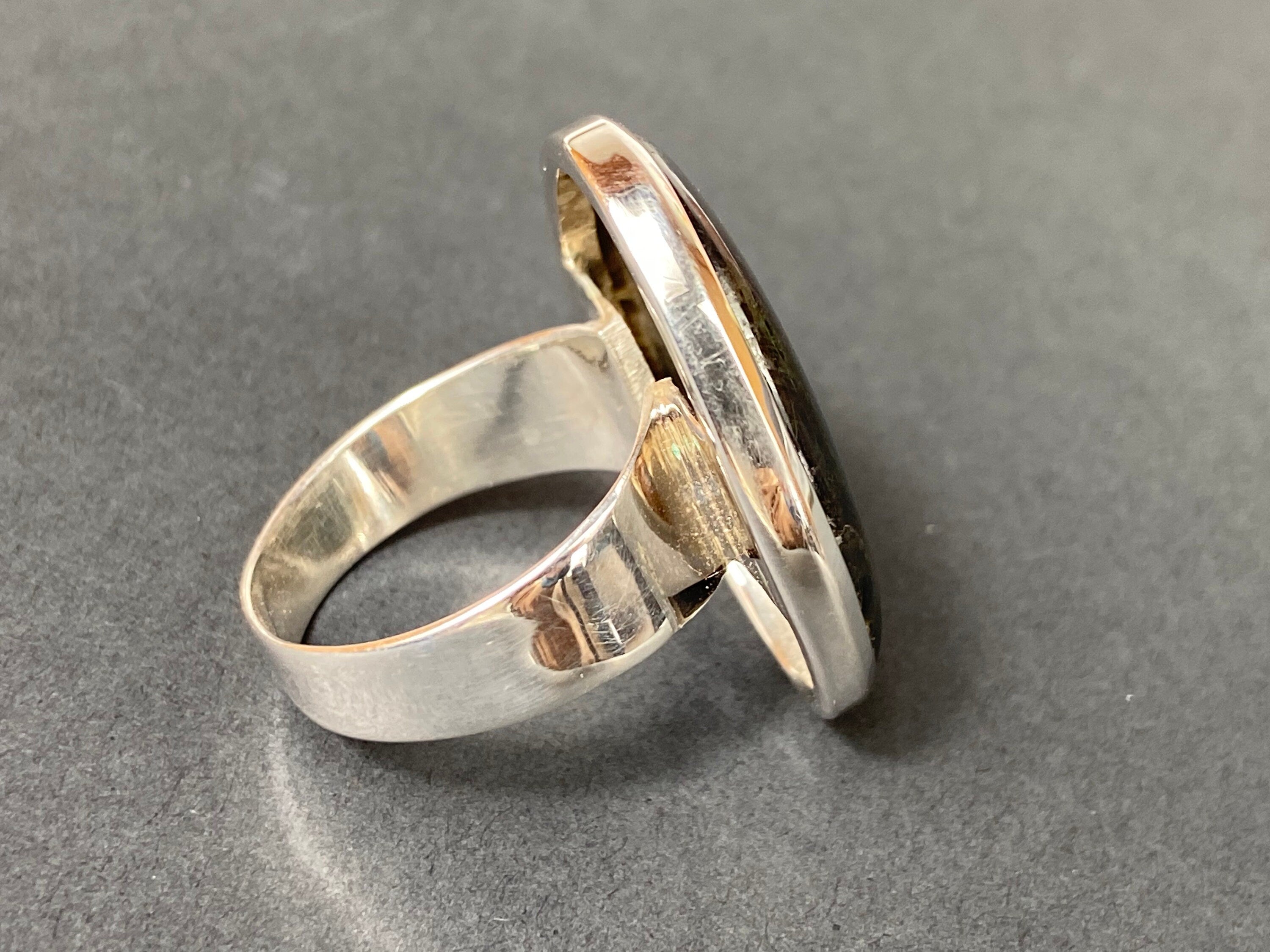 Farbenfroher Spektrolith Ring in Sterling Silber