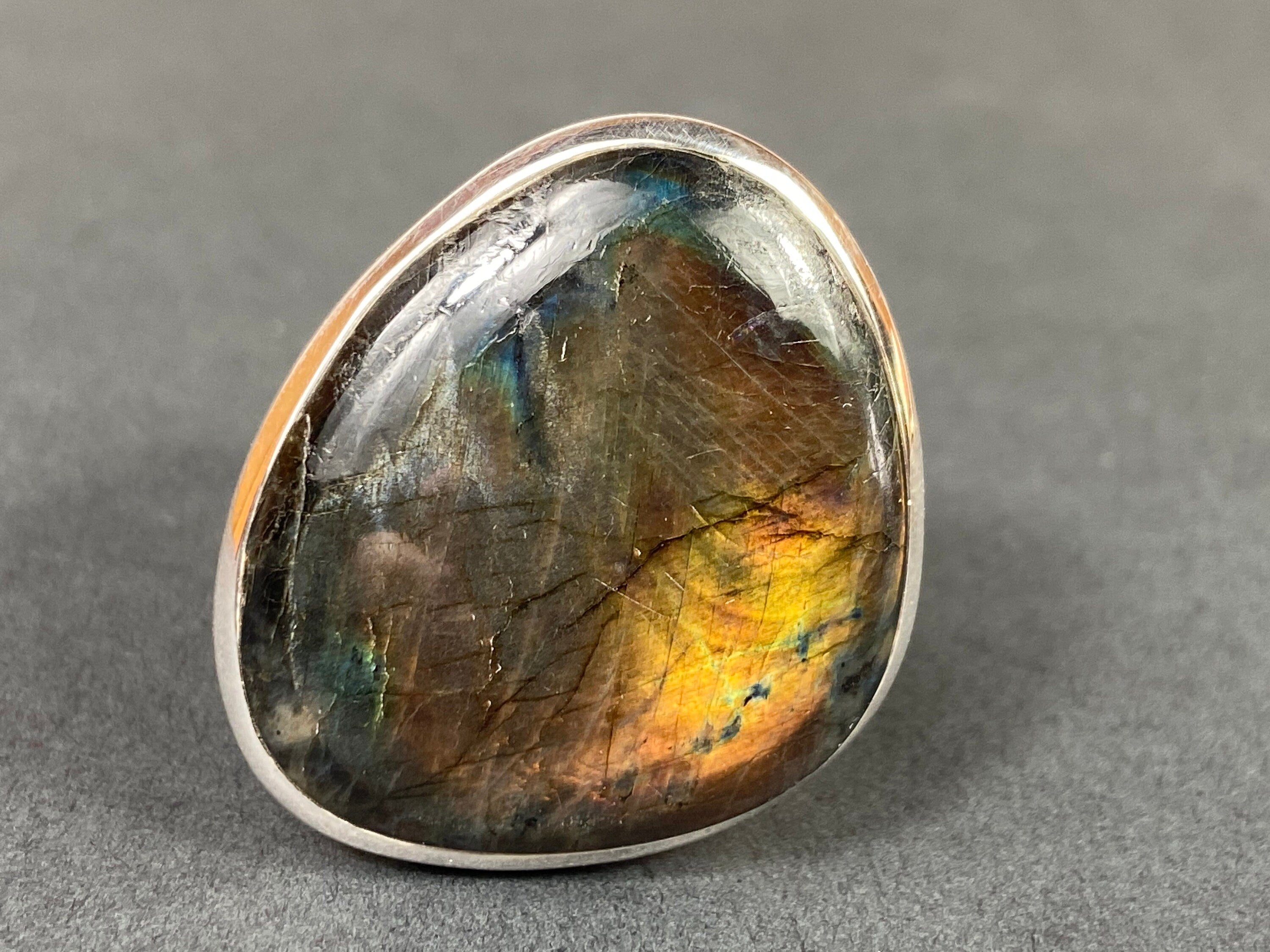 Farbenfroher Spektrolith Ring in Sterling Silber