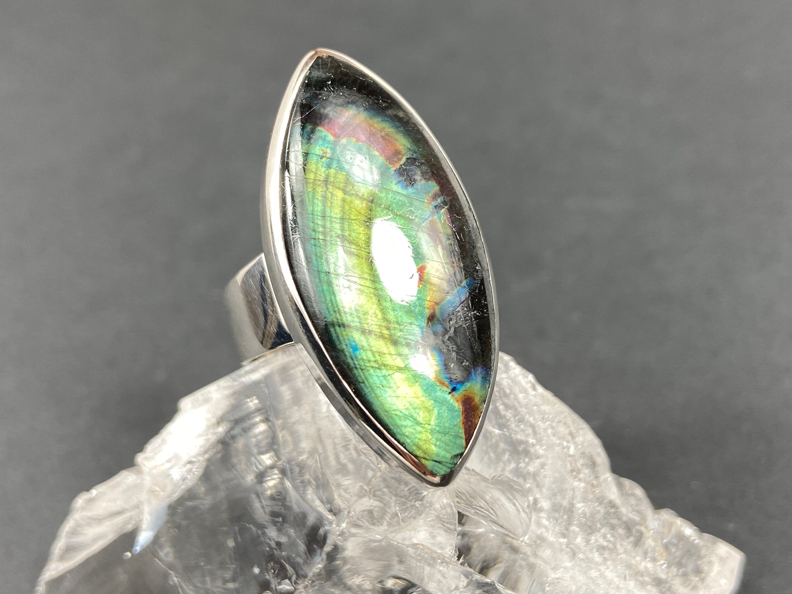 Farbenfroher Spektrolith Ring massives Sterling Silber