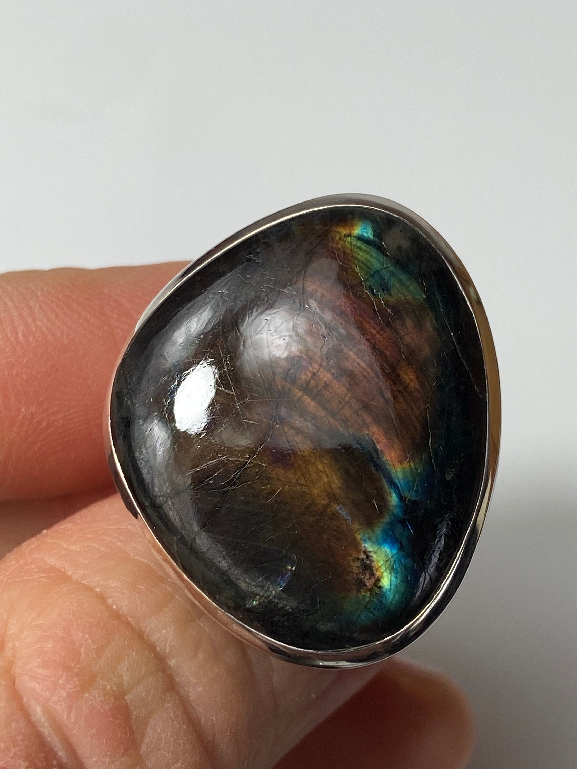 Farbenfroher Spektrolith Ring in Sterling Silber