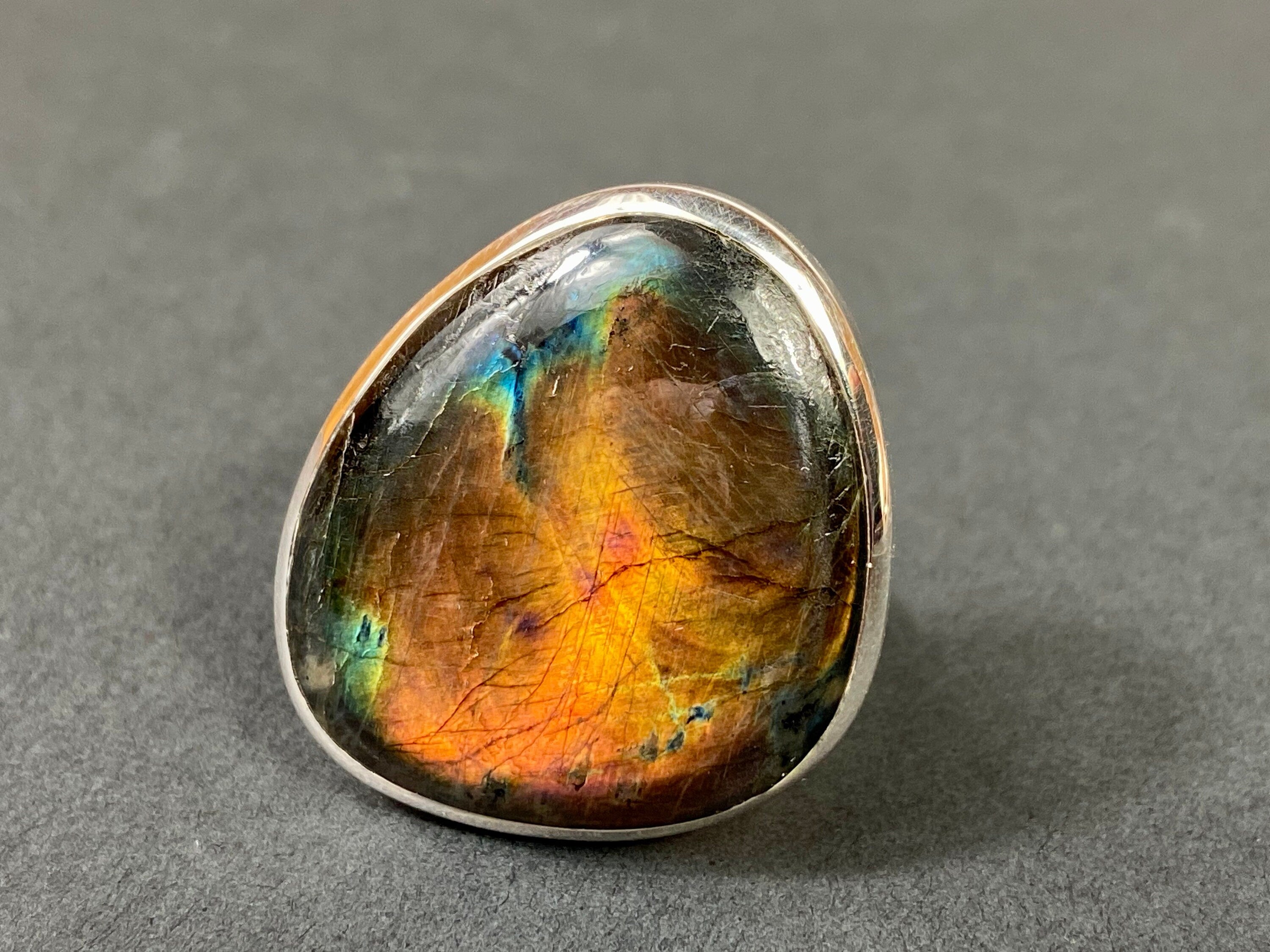 Farbenfroher Spektrolith Ring in Sterling Silber