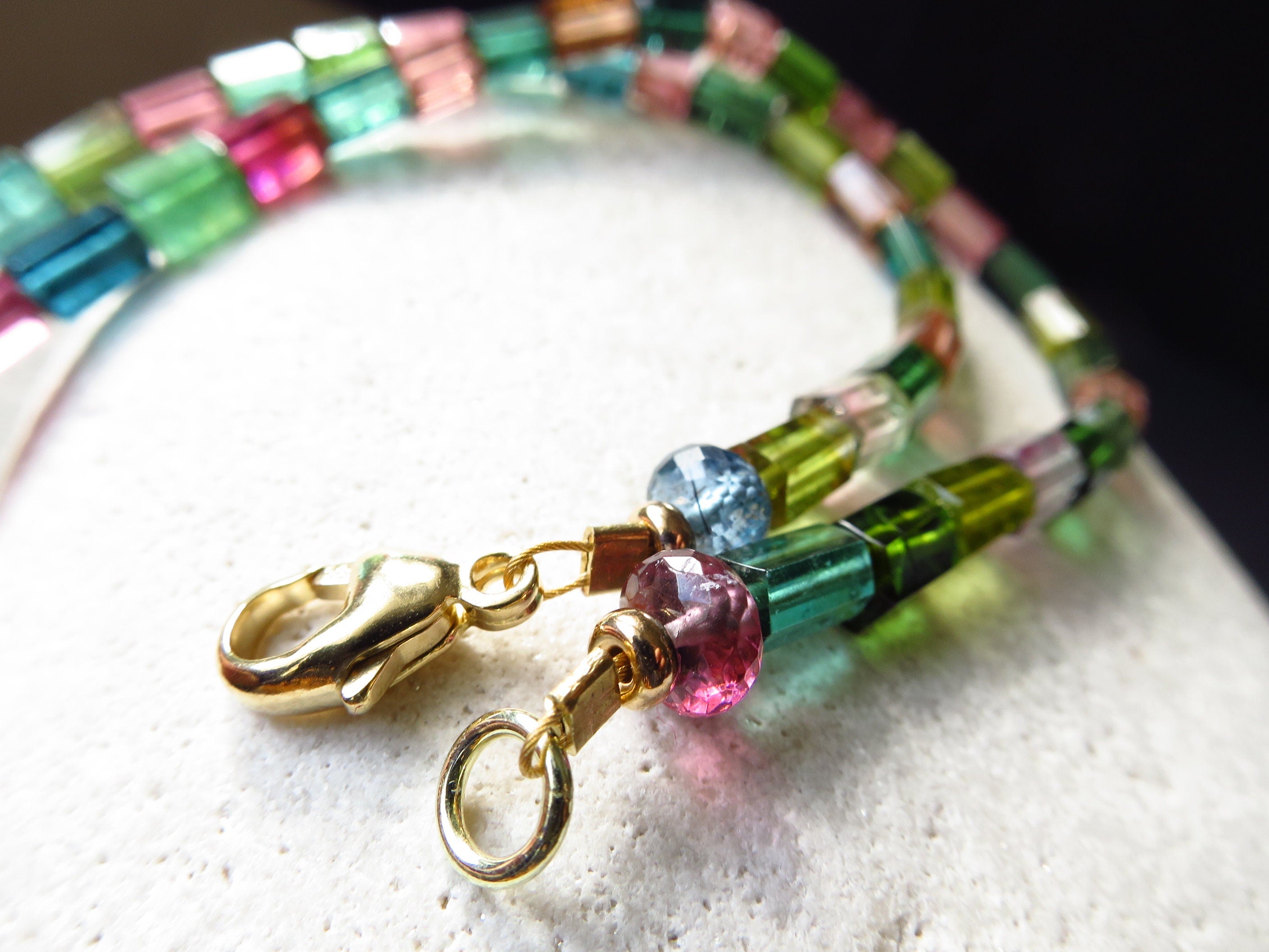 Exklusive Turmalin Kette in rosa, blau, grün und blau mit Gold-Verschluss
