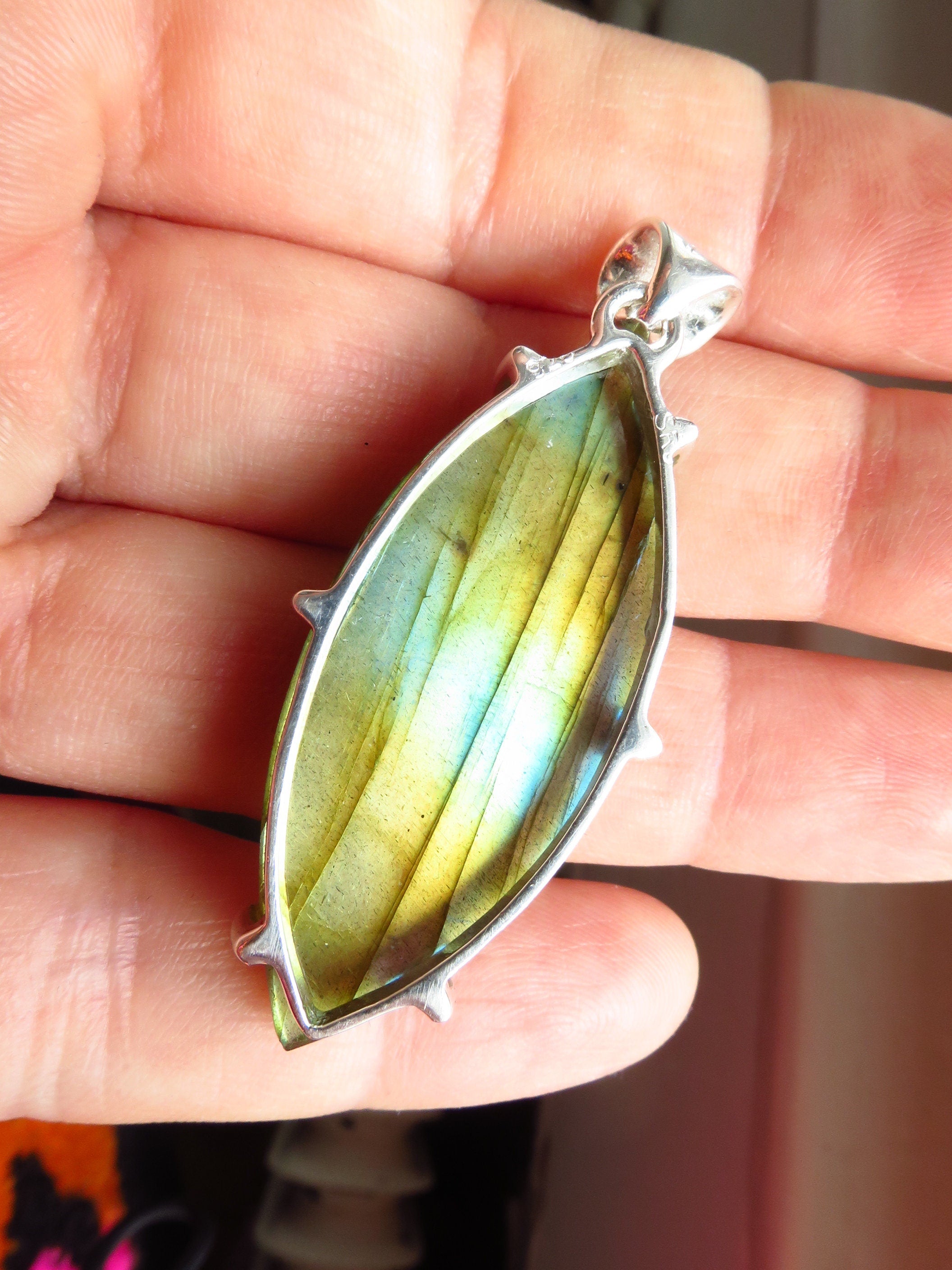 Gravierter Labradorit Anhänger Sterling Silber 47 mm