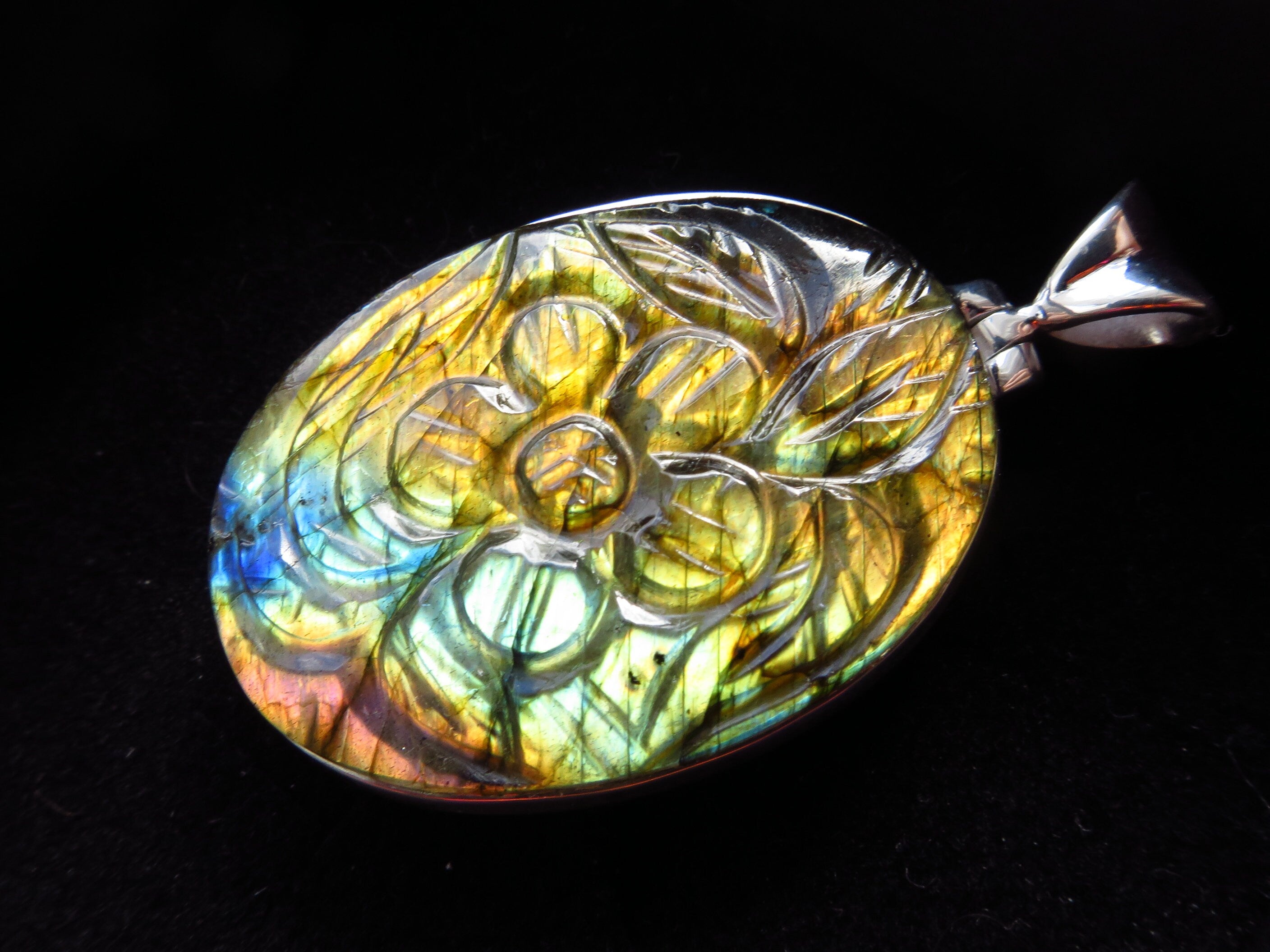 Gravierter Labradorit Anhänger in 925 Silber gefasst 41mm