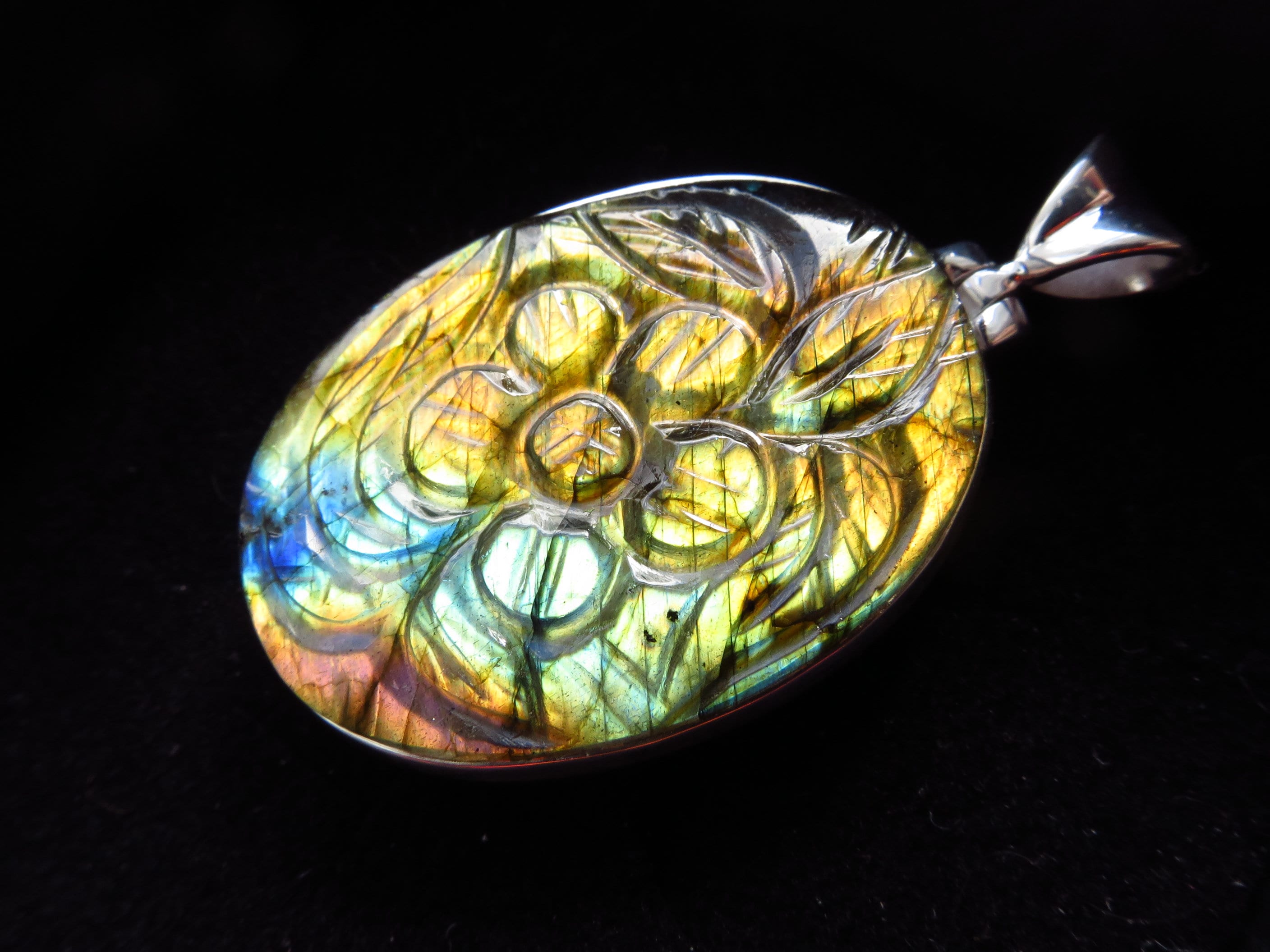 Gravierter Labradorit Anhänger in 925 Silber gefasst 41mm