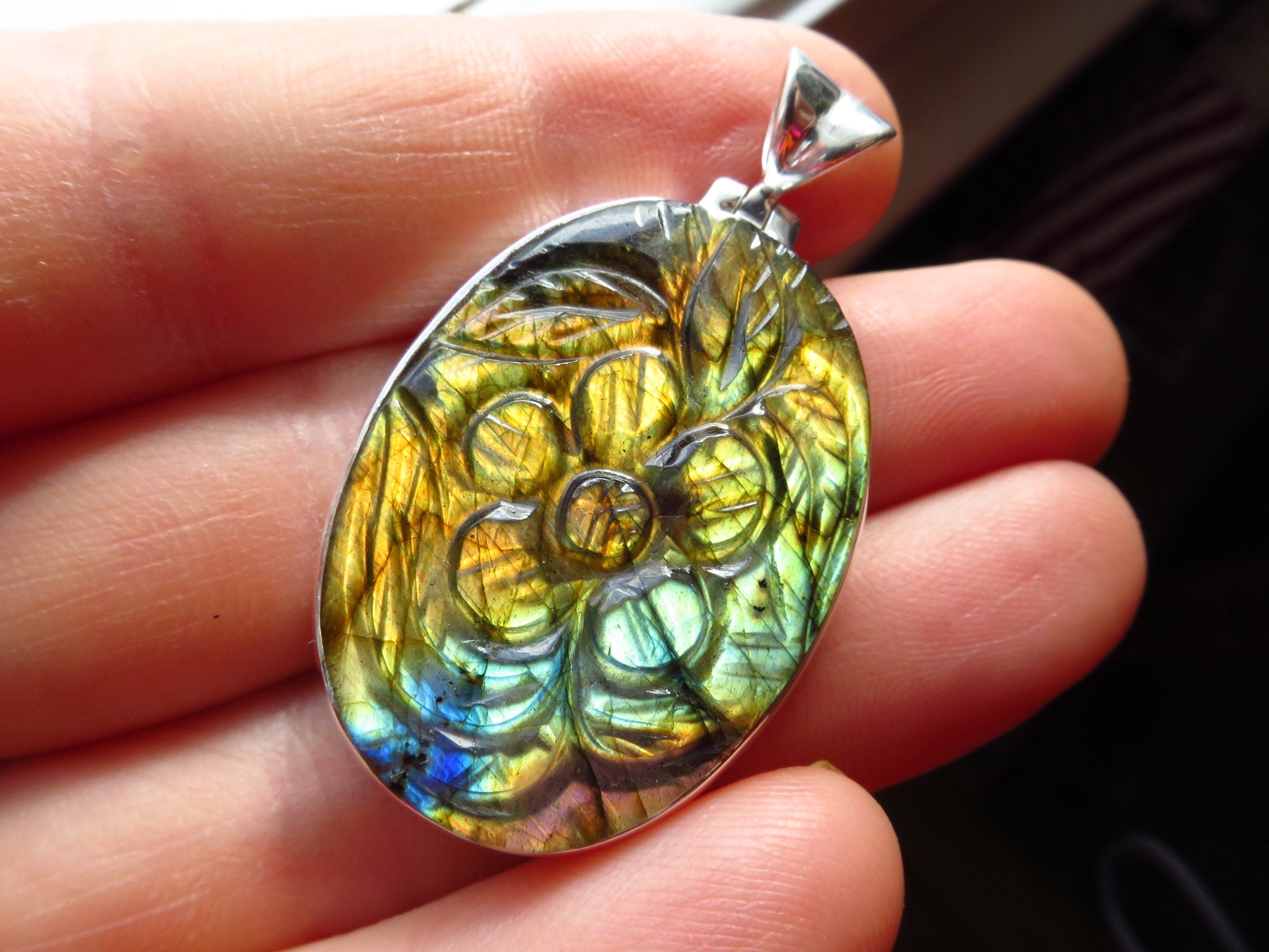 Gravierter Labradorit Anhänger in 925 Silber gefasst 41mm