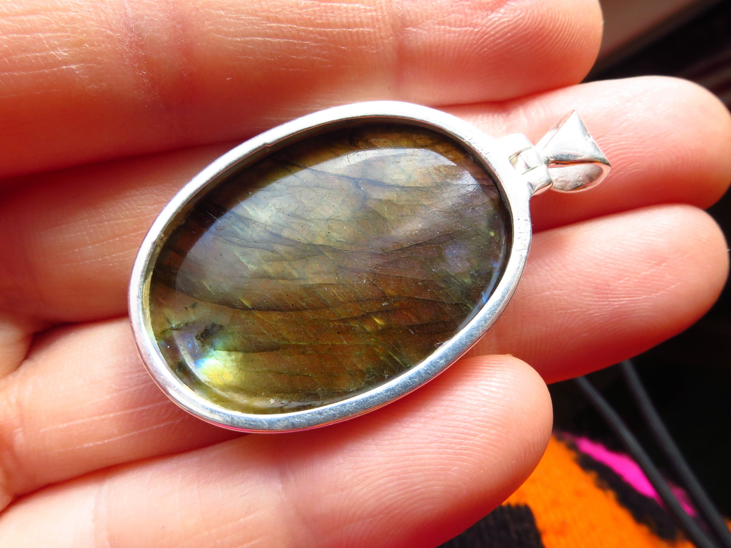 Gravierter Labradorit Anhänger in 925 Silber gefasst 41mm