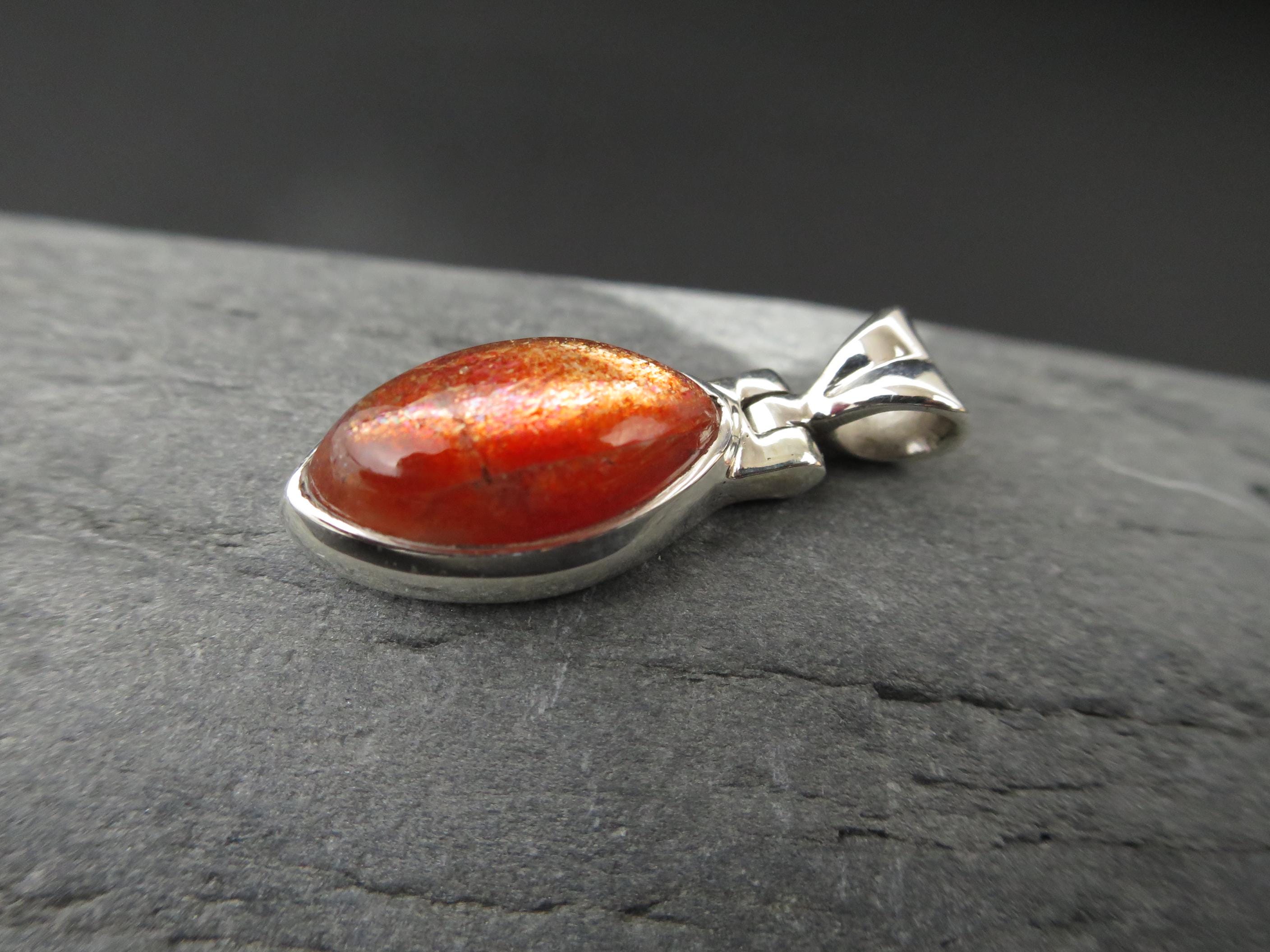 Strahlender Sonnenstein Anhänger orange Afrikanischer Sonnenstein Tansania gefasst 925 Sterling Silber Natur Edelstein Tropfen Cabochon