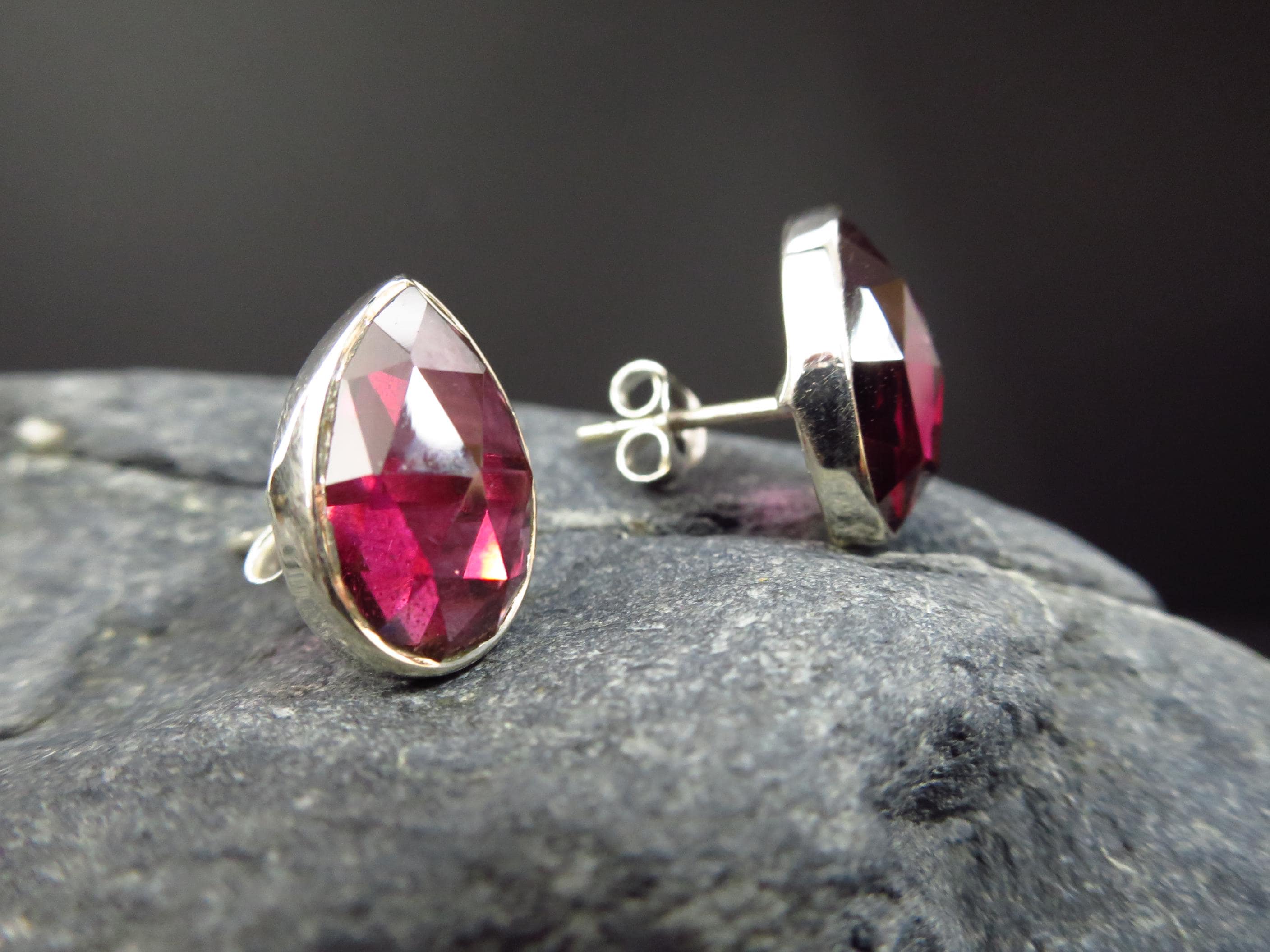 Granat Ohrstecker Silber Granat Rose cut Mosambik Granat Silber Ohrringe Granat Edelstein rot Granat Ohrstecker Natur Edelstein Unikat