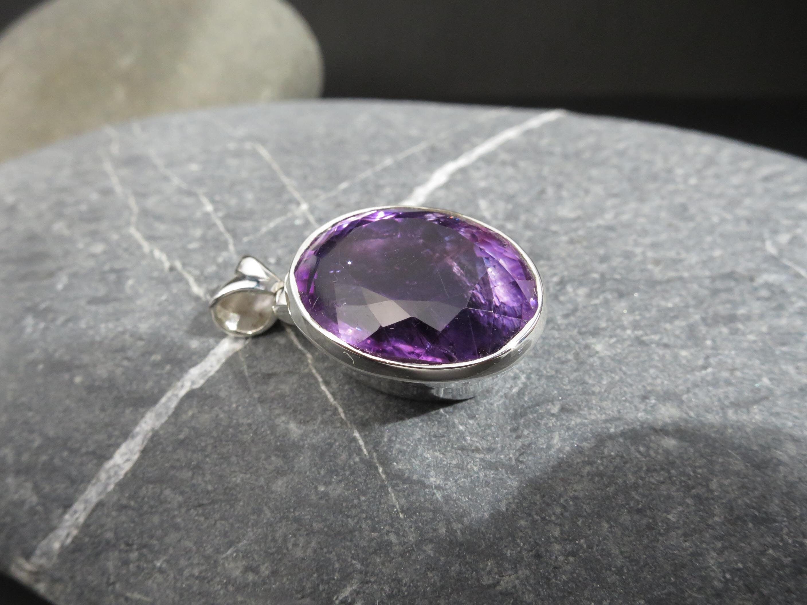 Facettierter Amethyst Anhänger gefasst in 925er-Sterlingsilber, lila Amethyst, Natur Edelstein-Anhänger unbehandelt