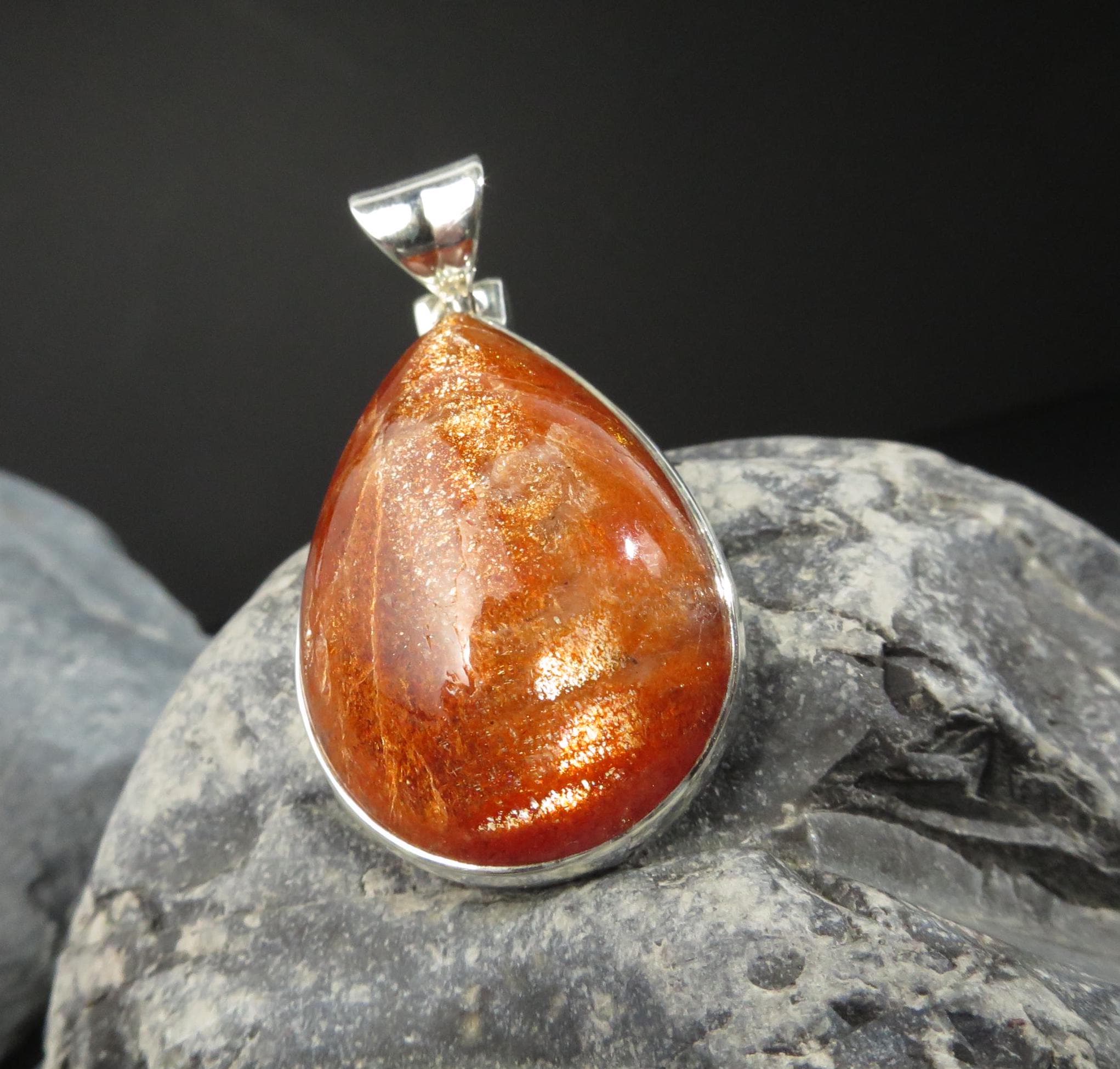 Der Sonnenstein hat ein paar Wachstumsmerkmale (innere Risse) deshalb bekommt er auch trotz seiner Schönheit einen besonders günstigen Preis!