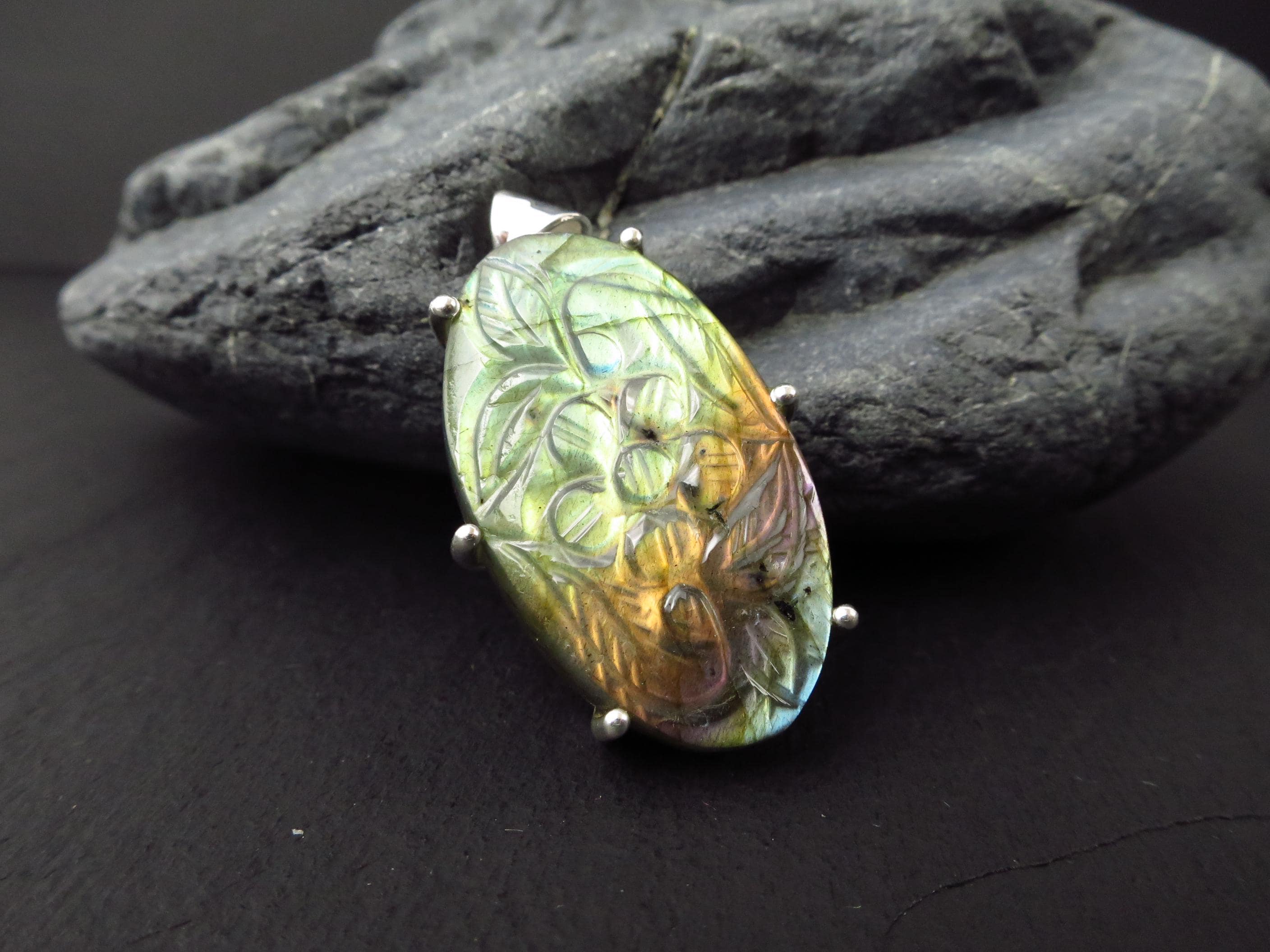 Labradorit Anhänger Silber Gravierter Labradorit Anhänger Silber Labradorit Blume Anhänger graviert Blume Stein Anhänger Labradorit