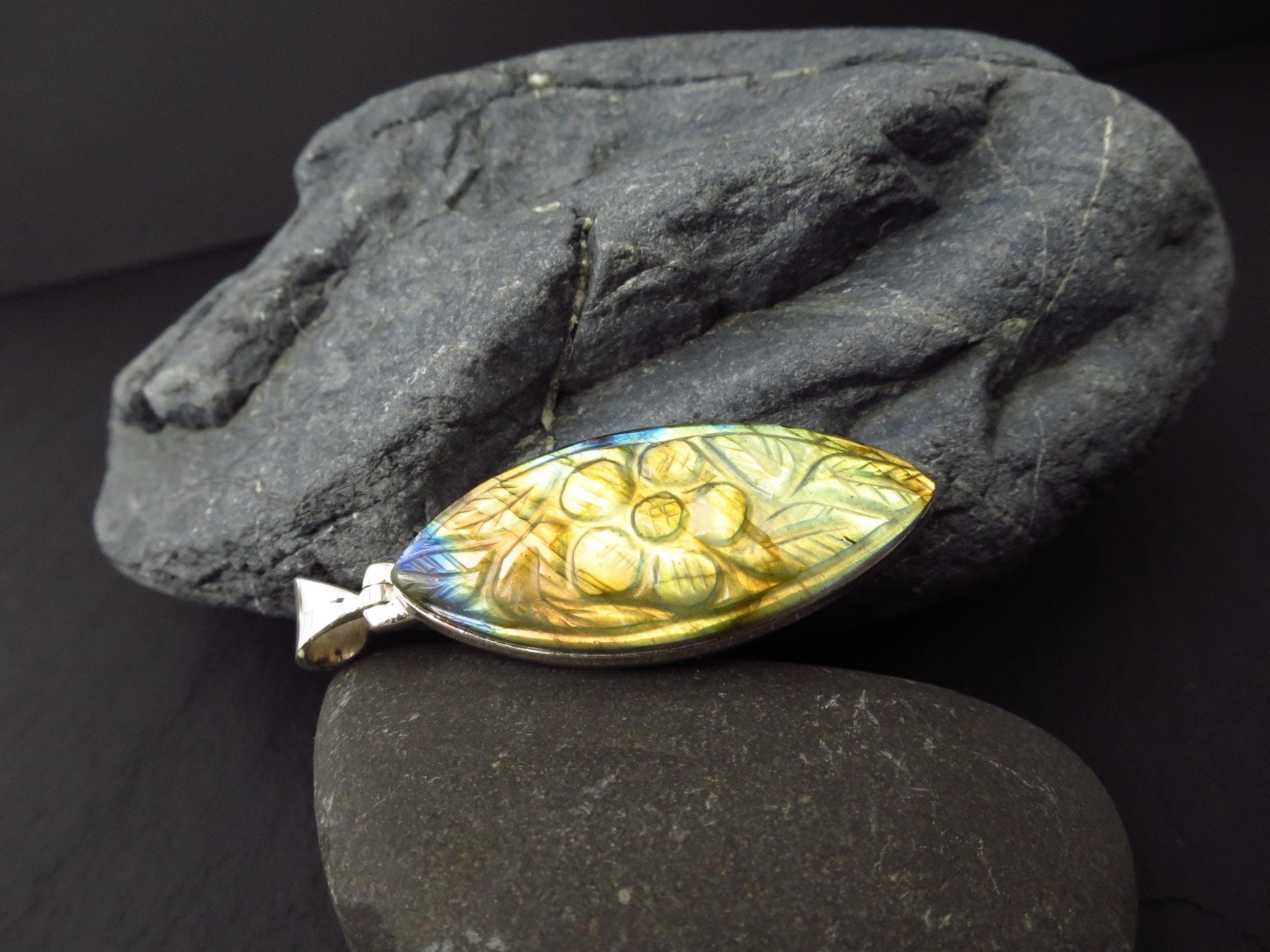 Labradorit Anhänger Silber Gravierter Labradorit Anhänger Silber Labradorit Blume Anhänger graviert Blume Stein Anhänger Labradorit