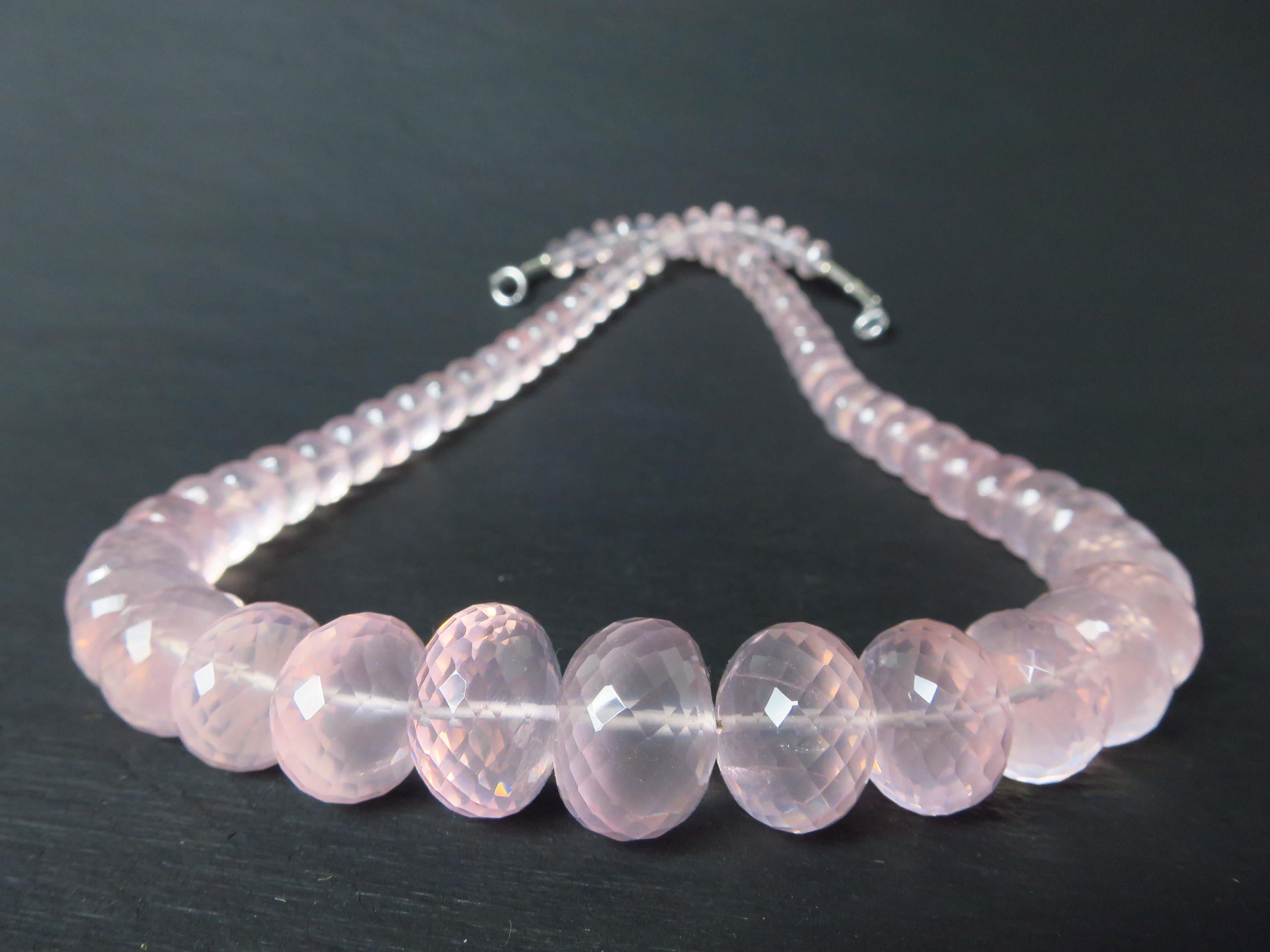 Rosenquarz Kette facettiert mit 925 Sterling Silber Verschluss
natürliche Edelsteinkette in höchster Qualität
Kettenlänge 55cm
Durchmesser 15mm zu 9mm