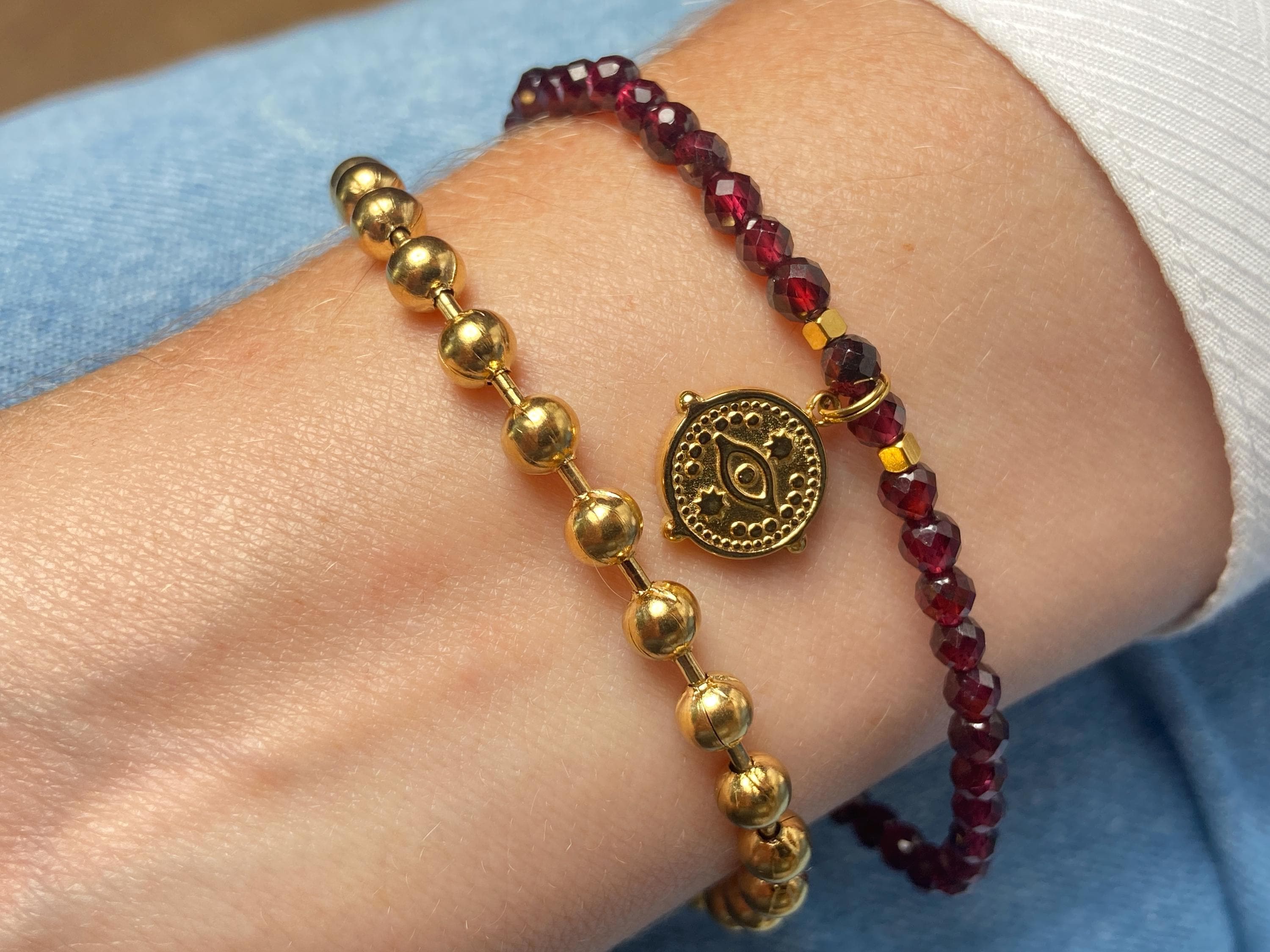 Granat Armband in rot und Gold, Stapelarmband mit Edelsteinen, bangle bracelet