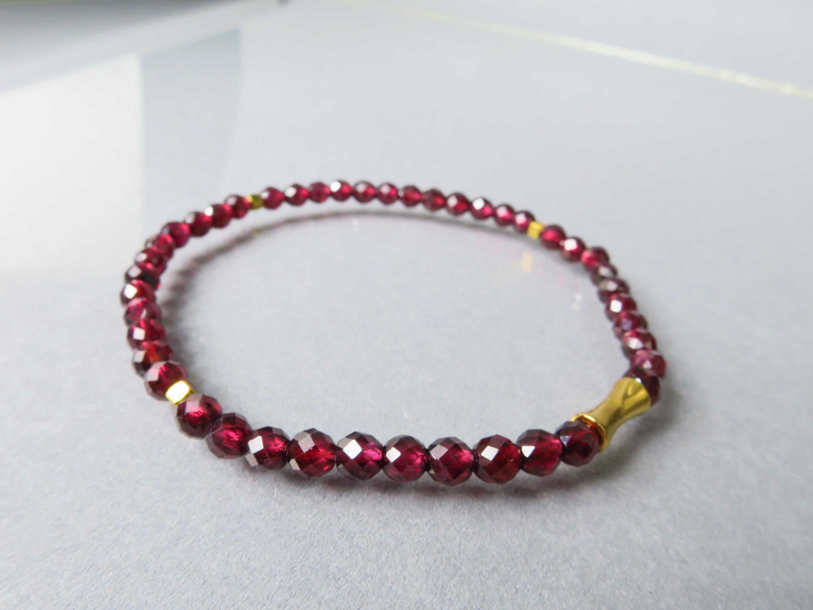 Granat Armband in rot und Gold, Stapelarmband mit Edelsteinen, bangle bracelet